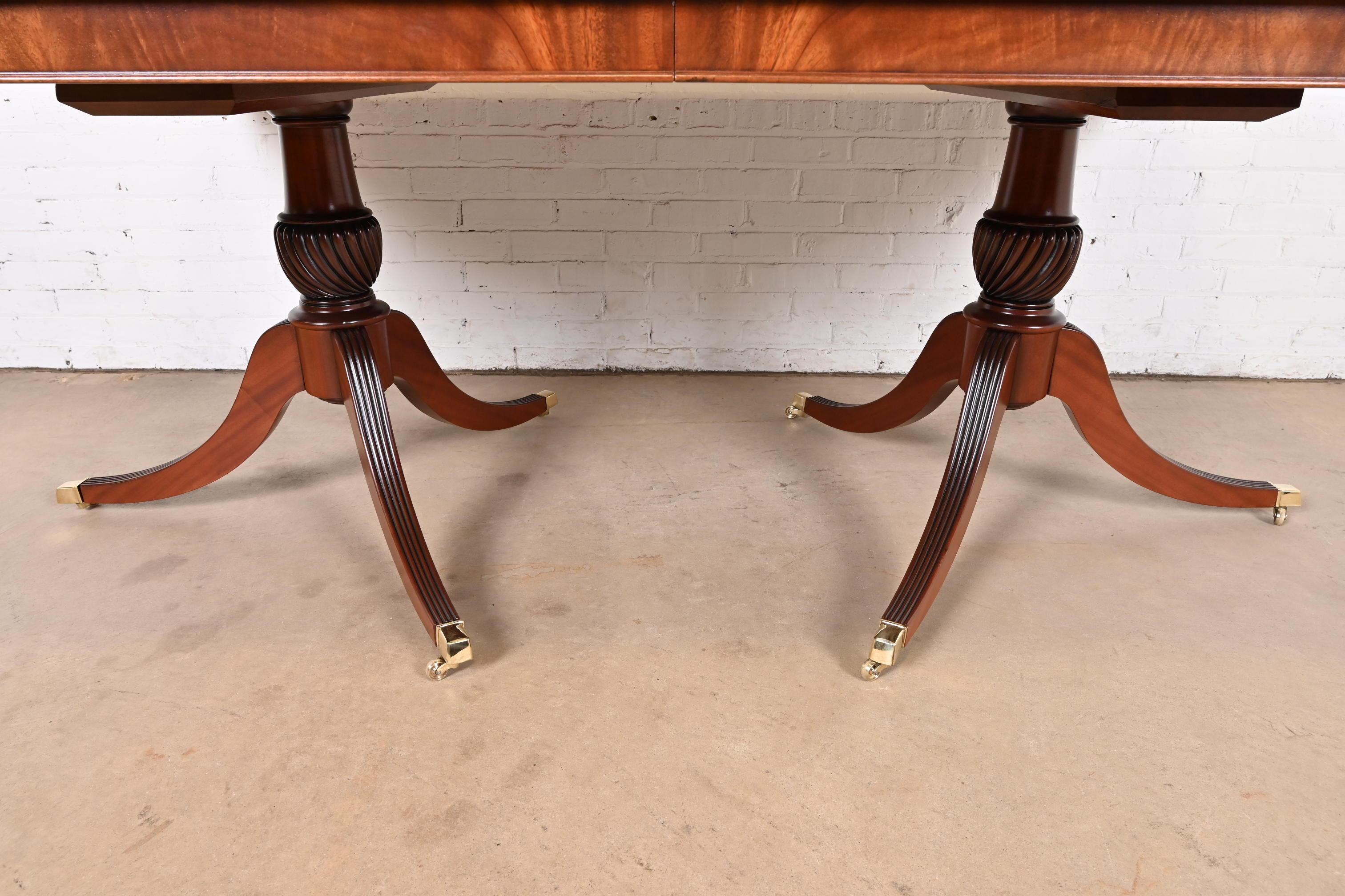 Table à double piédestal en acajou flammé géorgien de style Baker Furniture en vente 4