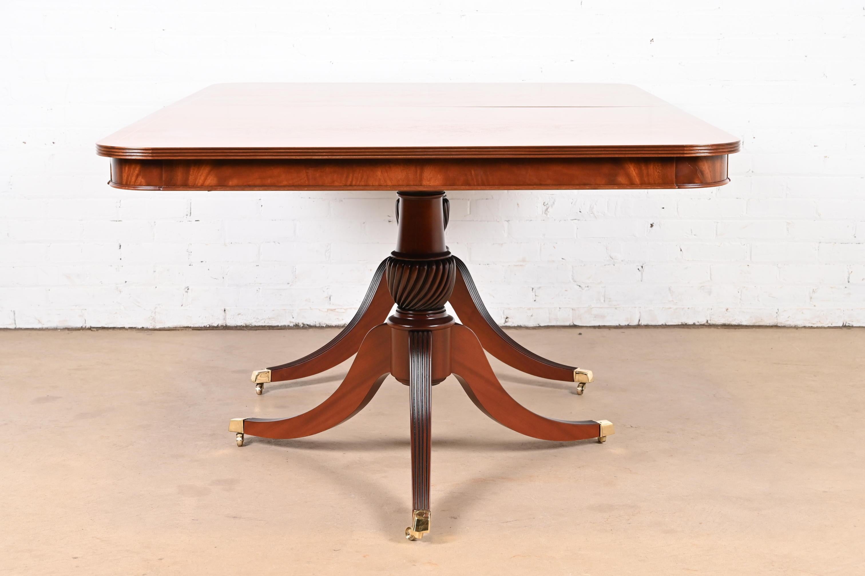 Table à double piédestal en acajou flammé géorgien de style Baker Furniture en vente 5