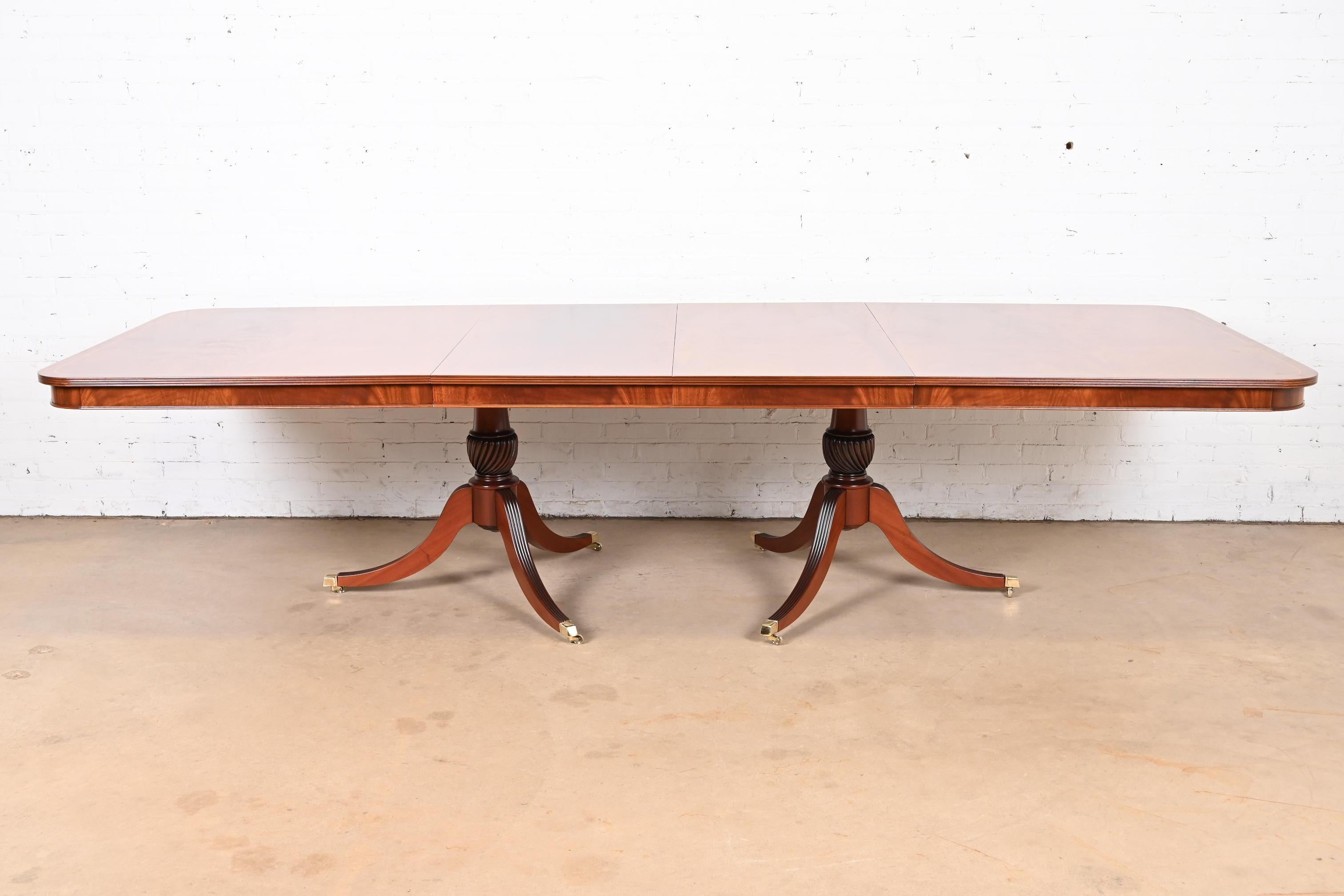 Georgien Table à double piédestal en acajou flammé géorgien de style Baker Furniture en vente