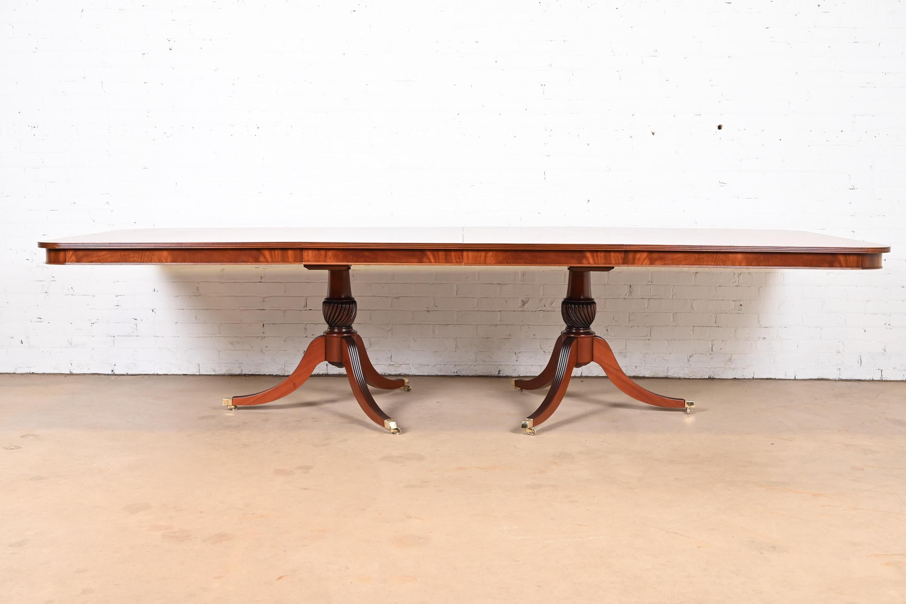 Américain Table à double piédestal en acajou flammé géorgien de style Baker Furniture en vente