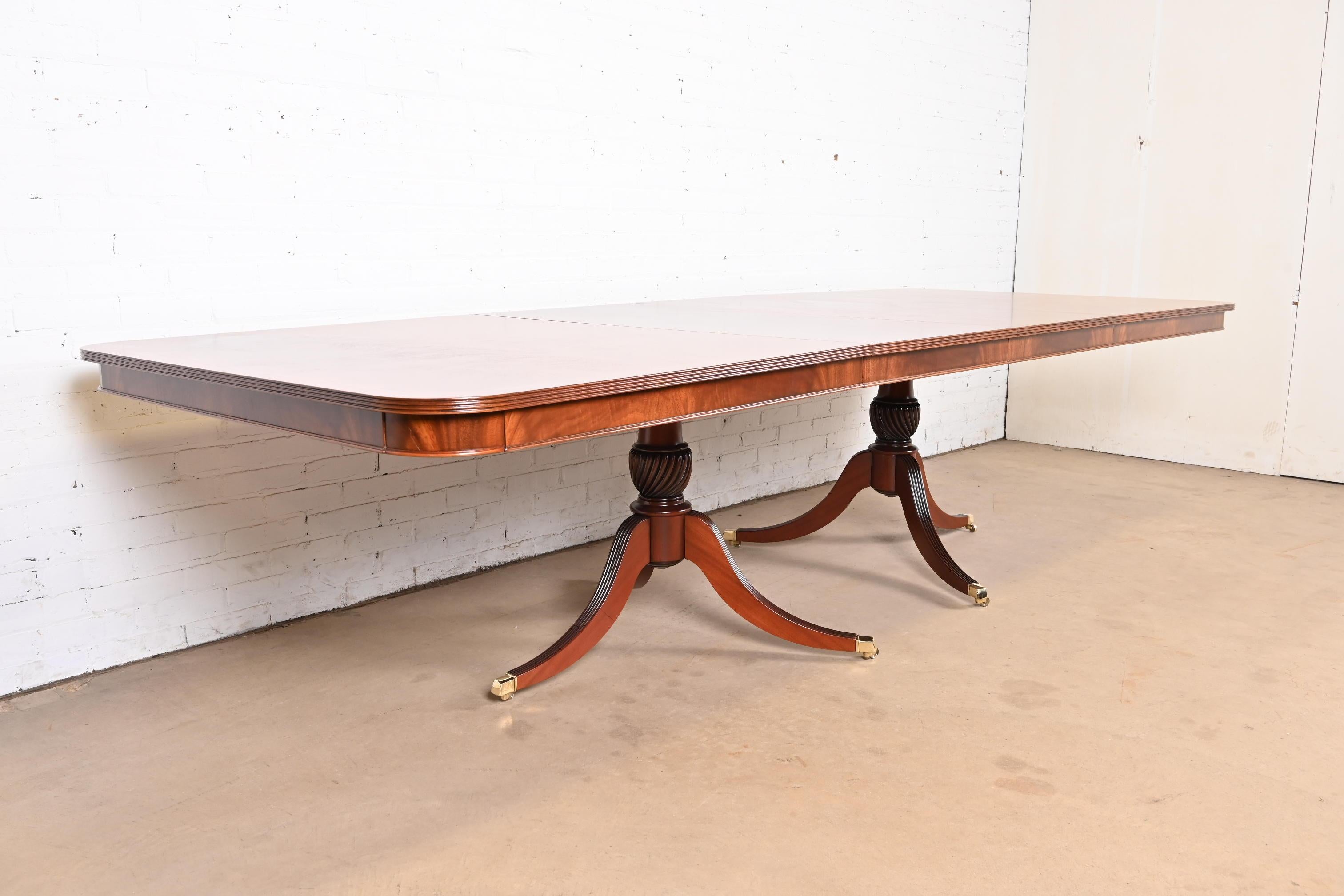 Table à double piédestal en acajou flammé géorgien de style Baker Furniture Bon état - En vente à South Bend, IN