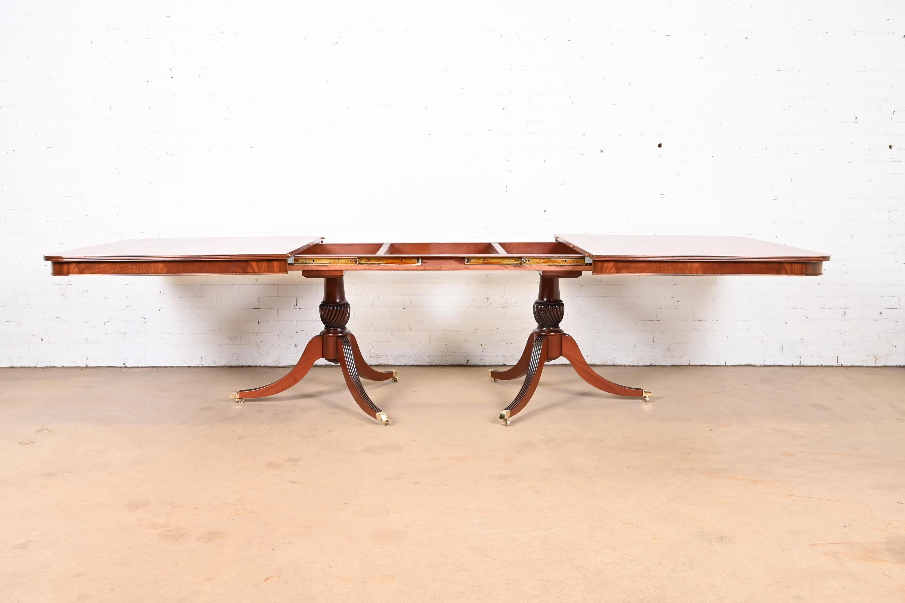 Fin du 20e siècle Table à double piédestal en acajou flammé géorgien de style Baker Furniture en vente