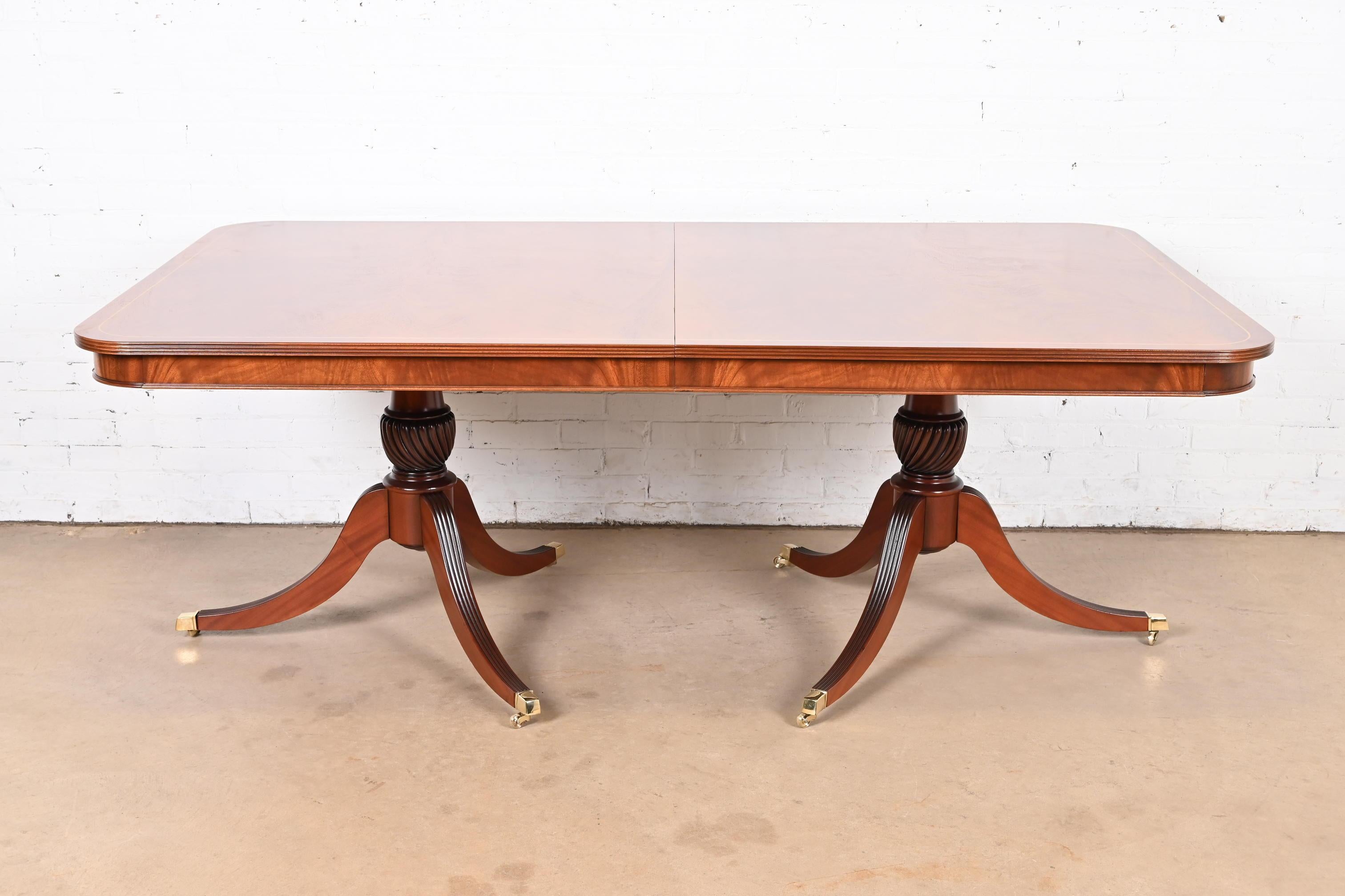 Laiton Table à double piédestal en acajou flammé géorgien de style Baker Furniture en vente