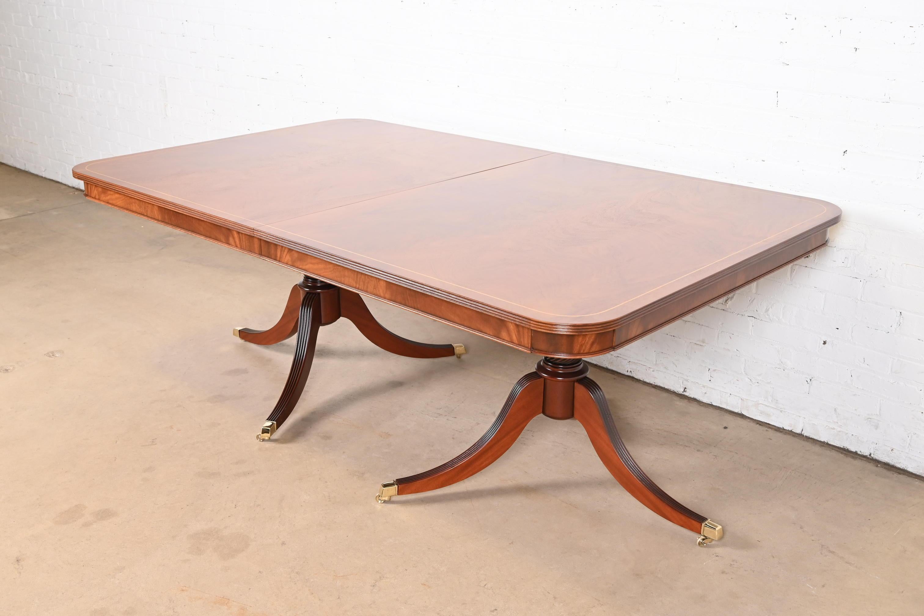 Table à double piédestal en acajou flammé géorgien de style Baker Furniture en vente 1