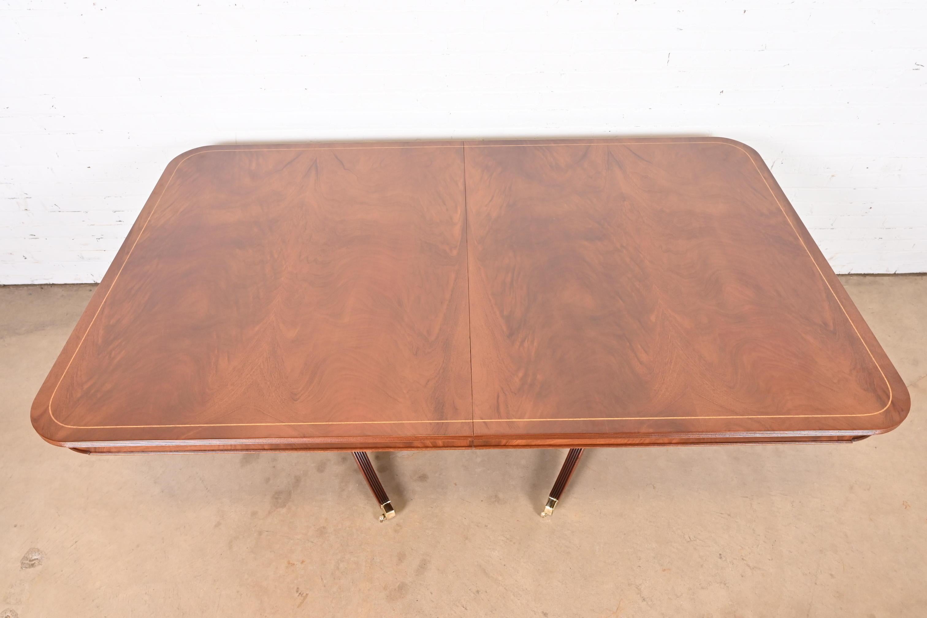 Table à double piédestal en acajou flammé géorgien de style Baker Furniture en vente 2