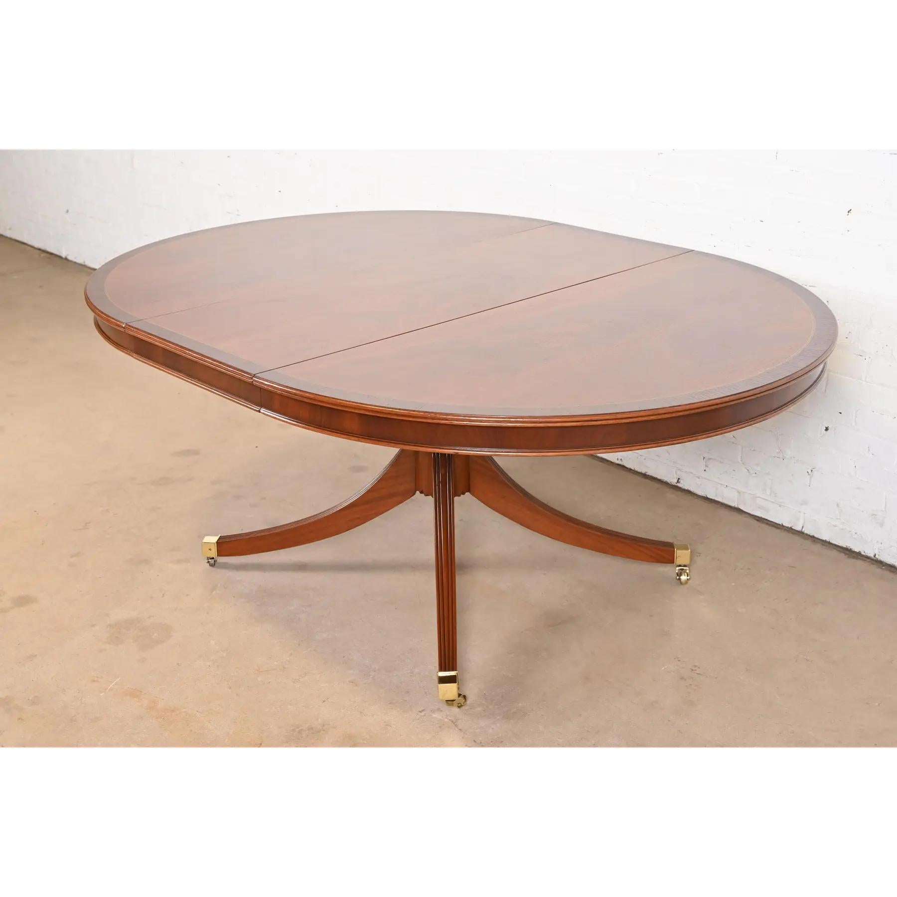 Baker Furniture Stil Georgianischer Esstisch aus Mahagoni und Palisanderholz mit Bändern (amerikanisch) im Angebot