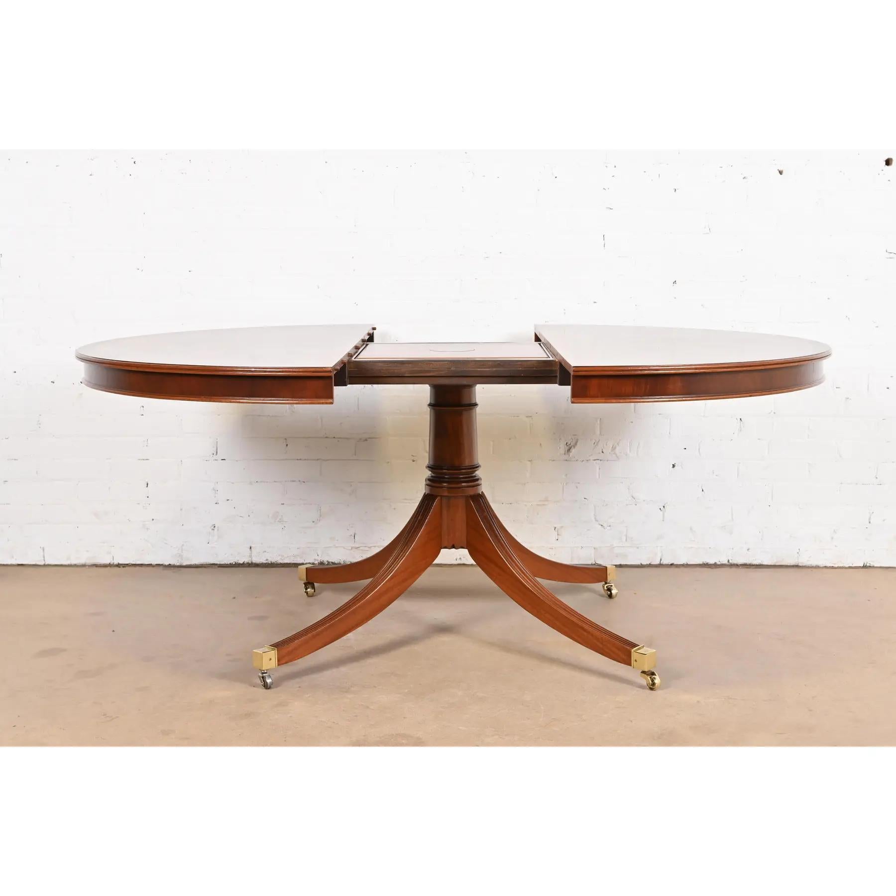 Baker Furniture Stil Georgianischer Esstisch aus Mahagoni und Palisanderholz mit Bändern (Ende des 20. Jahrhunderts) im Angebot