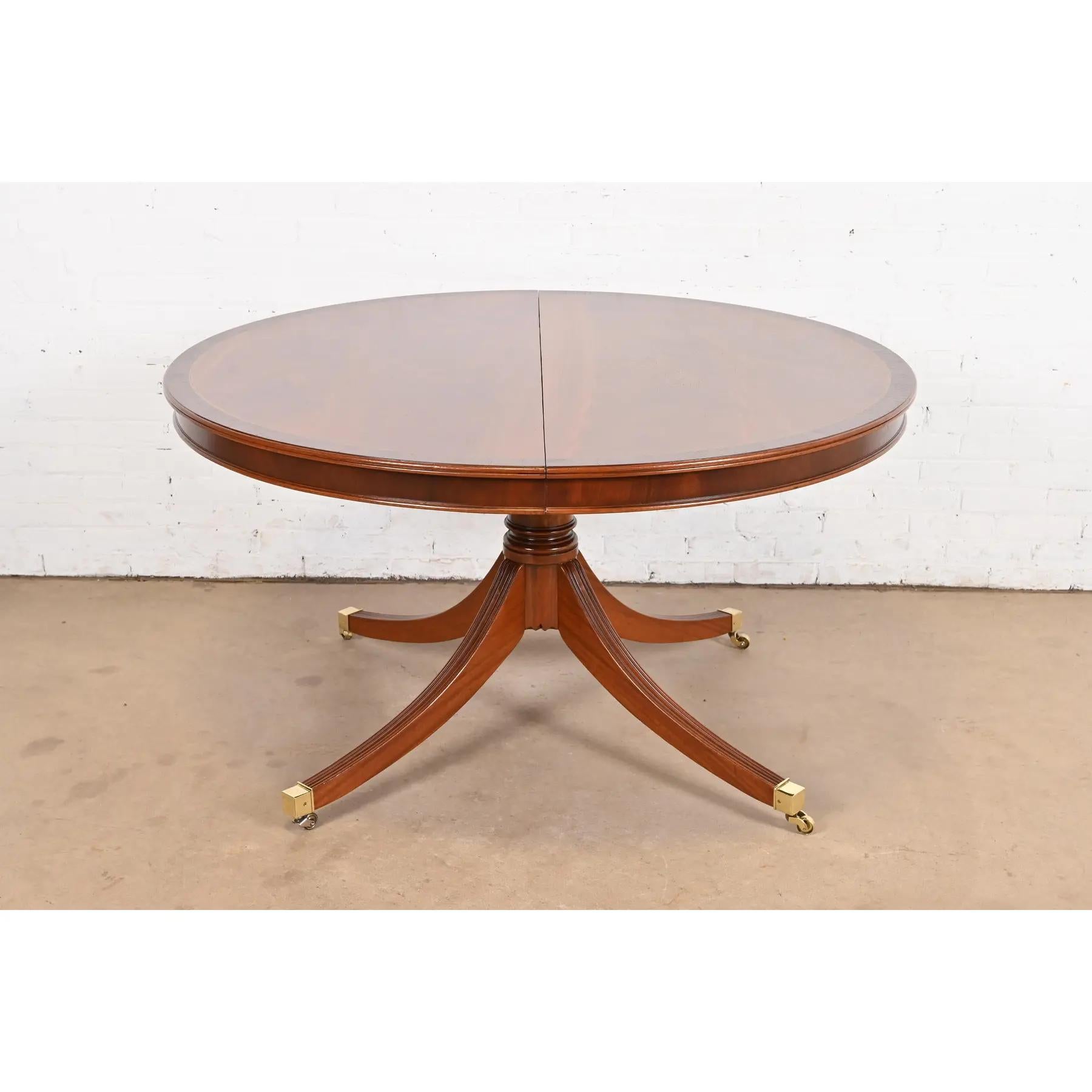 Baker Furniture Stil Georgianischer Esstisch aus Mahagoni und Palisanderholz mit Bändern (Messing) im Angebot