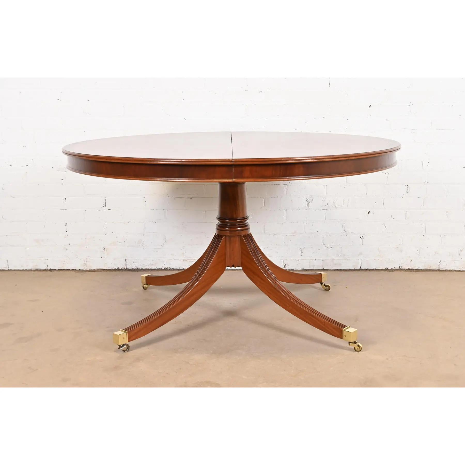 Baker Furniture Stil Georgianischer Esstisch aus Mahagoni und Palisanderholz mit Bändern im Angebot 1