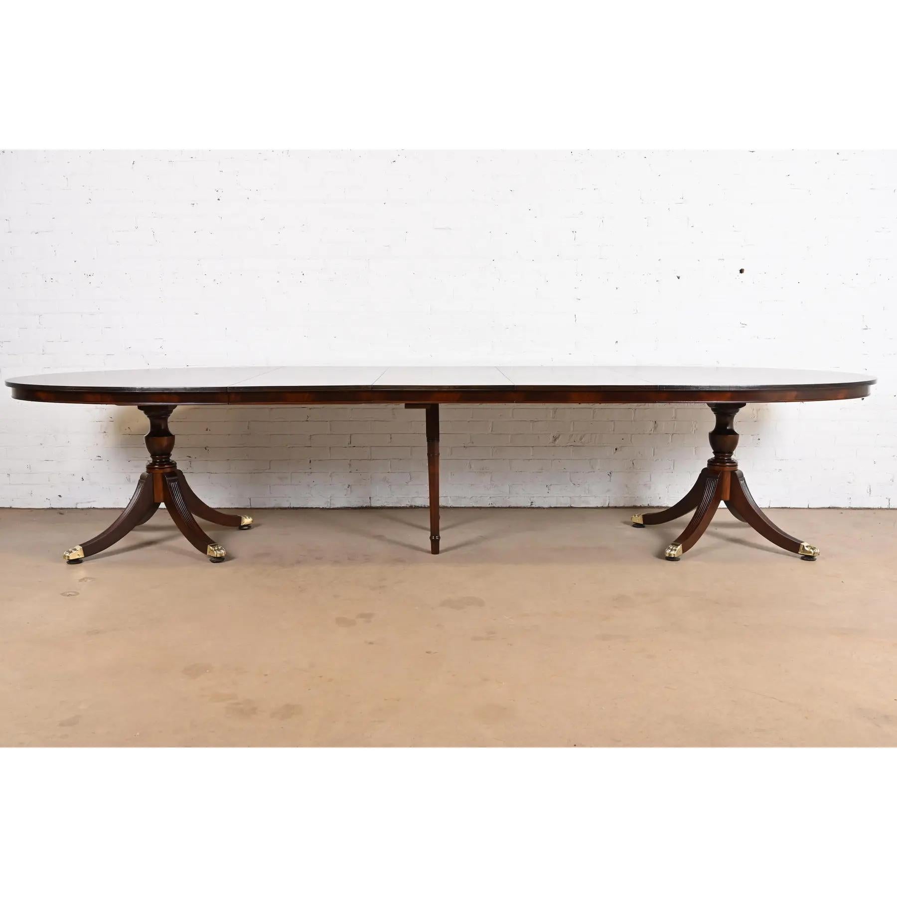 Baker Furniture Style Georgian Banded Mahogany Dining Table, Newly Refinished In Good Condition For Sale In South Bend, IN