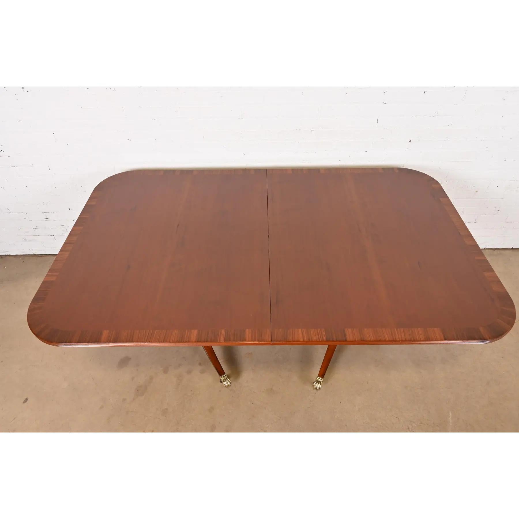 Table de salle à manger géorgienne en acajou de style Baker Furniture, revernie en vente 3