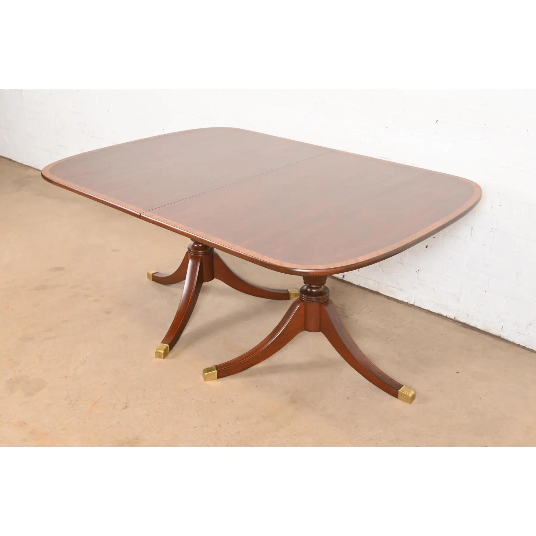 Baker Furniture Style Georgian Banded Mahogany Dining Table, Refinished For Sale 4