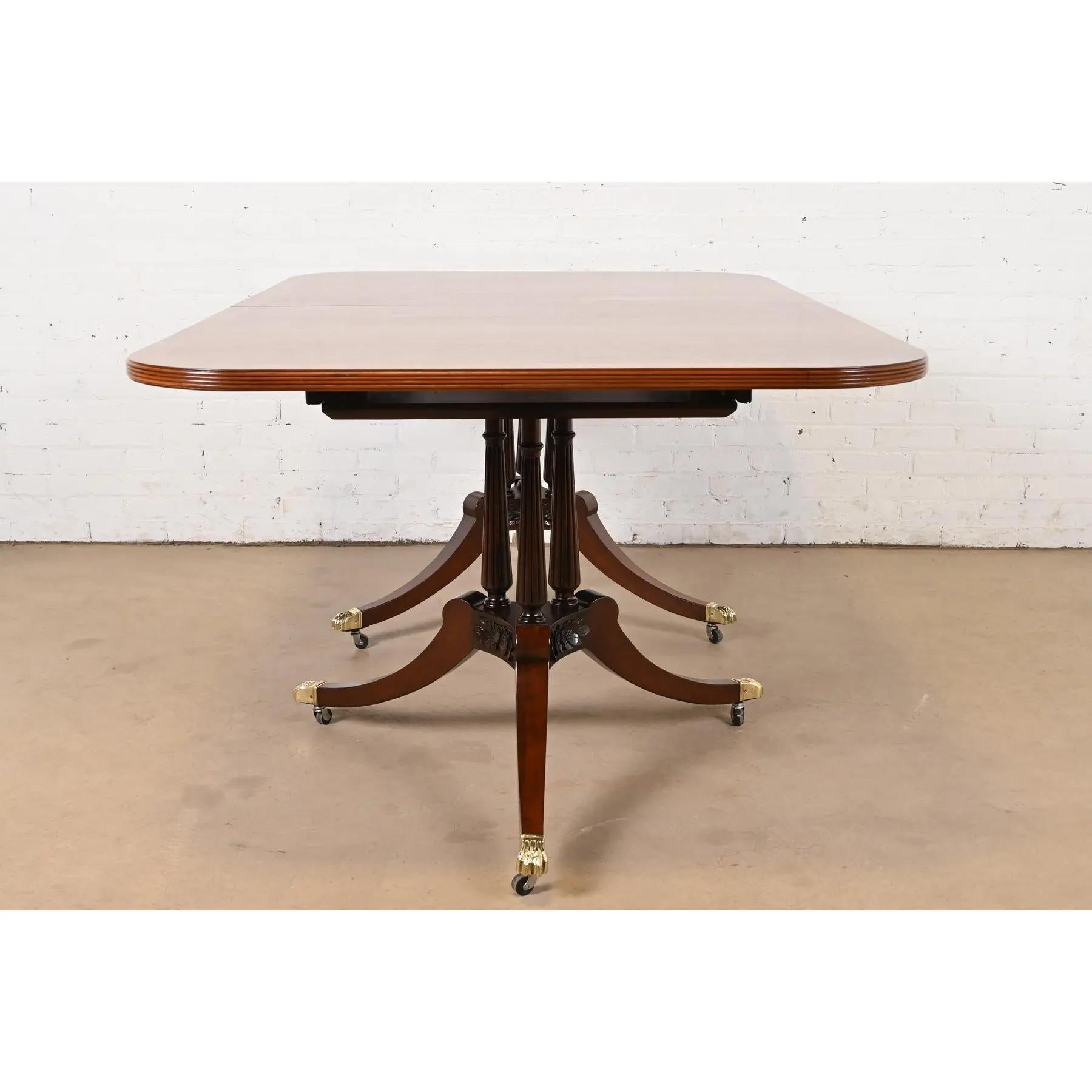 Table de salle à manger géorgienne en acajou de style Baker Furniture, revernie en vente 5