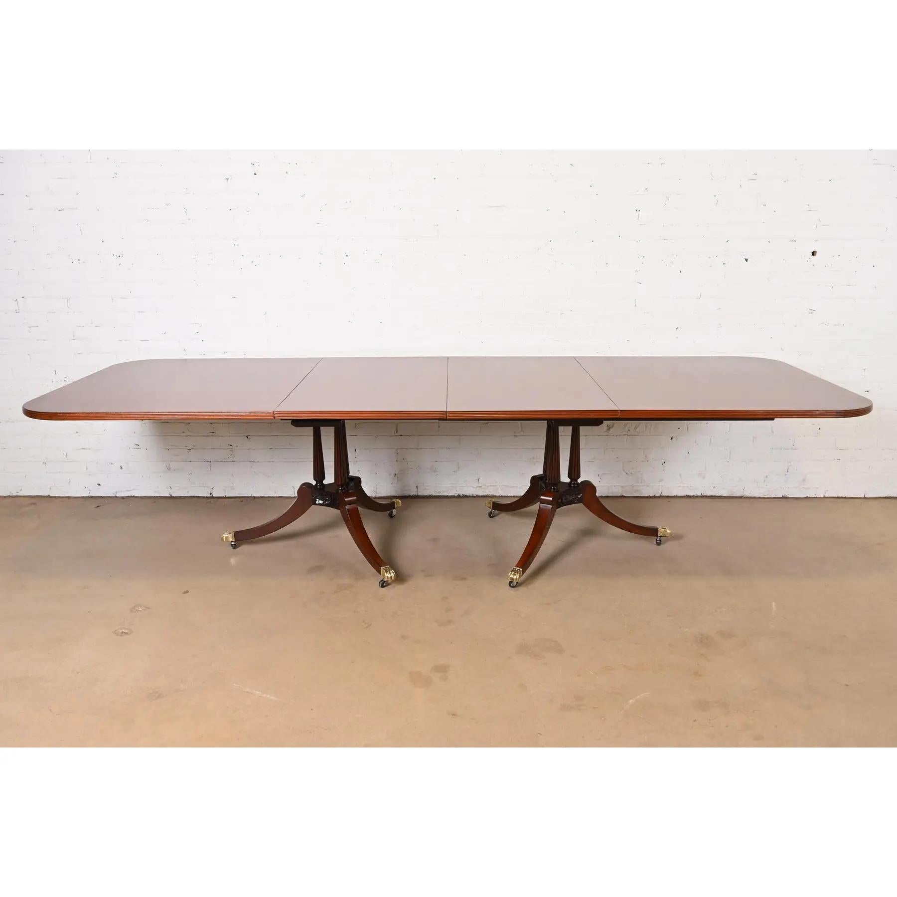 Georgien Table de salle à manger géorgienne en acajou de style Baker Furniture, revernie en vente