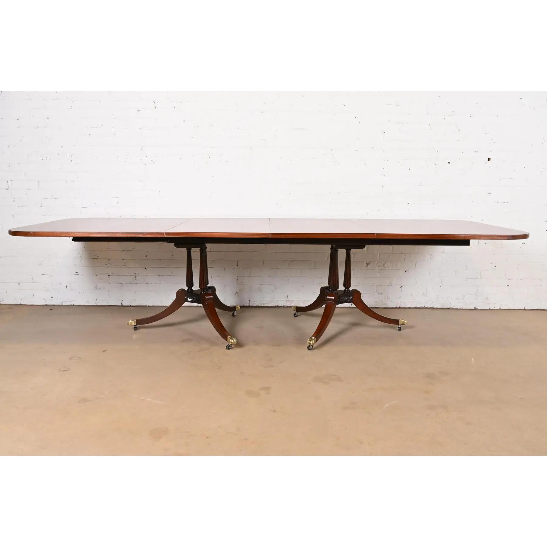Américain Table de salle à manger géorgienne en acajou de style Baker Furniture, revernie en vente