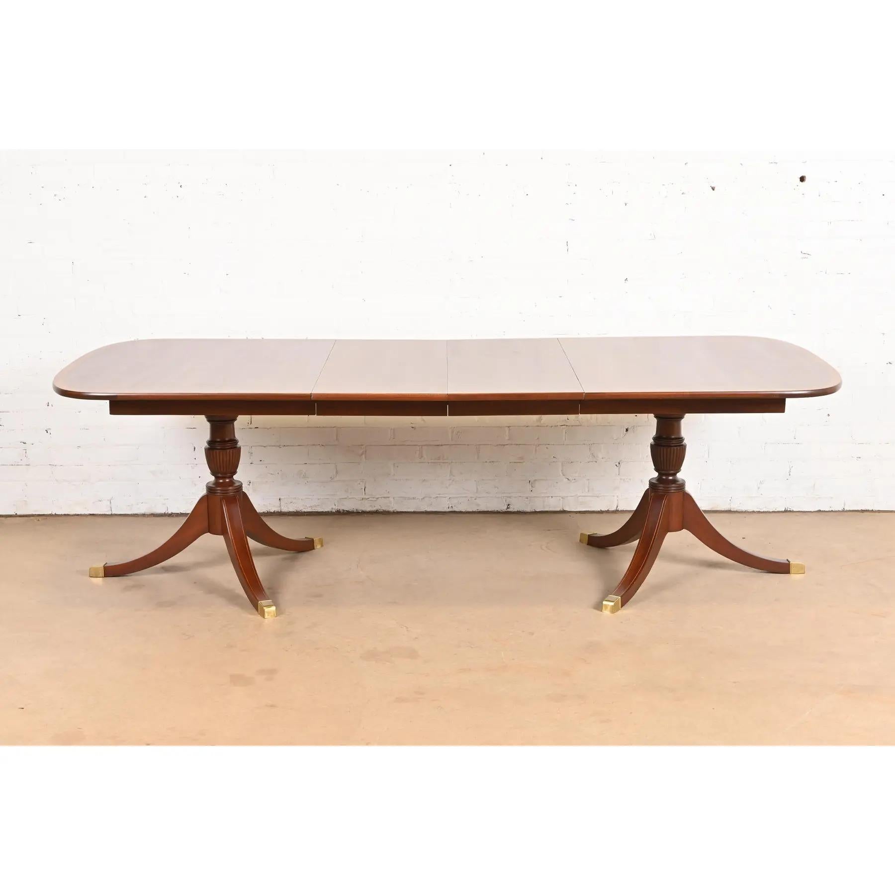Baker Furniture Style Georgian Banded Mahogany Dining Table, Refinished In Good Condition For Sale In South Bend, IN