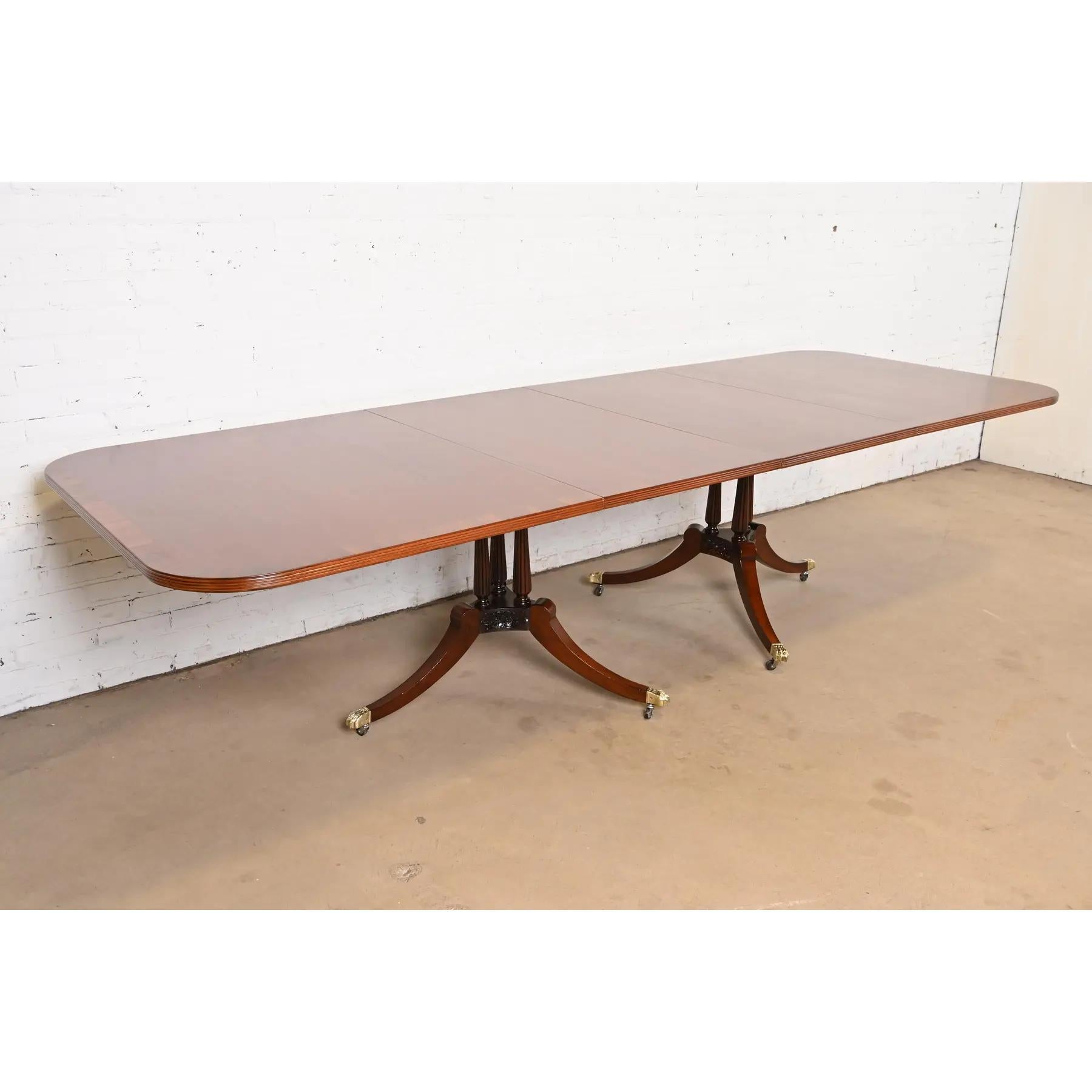 Table de salle à manger géorgienne en acajou de style Baker Furniture, revernie Bon état - En vente à South Bend, IN