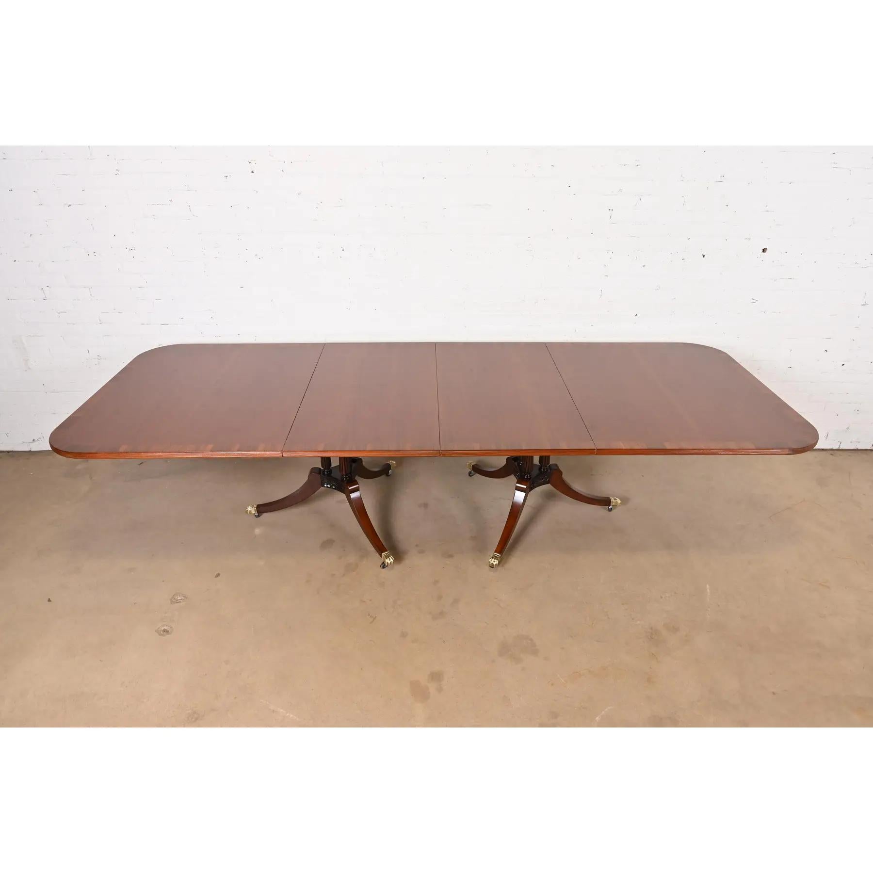 20ième siècle Table de salle à manger géorgienne en acajou de style Baker Furniture, revernie en vente