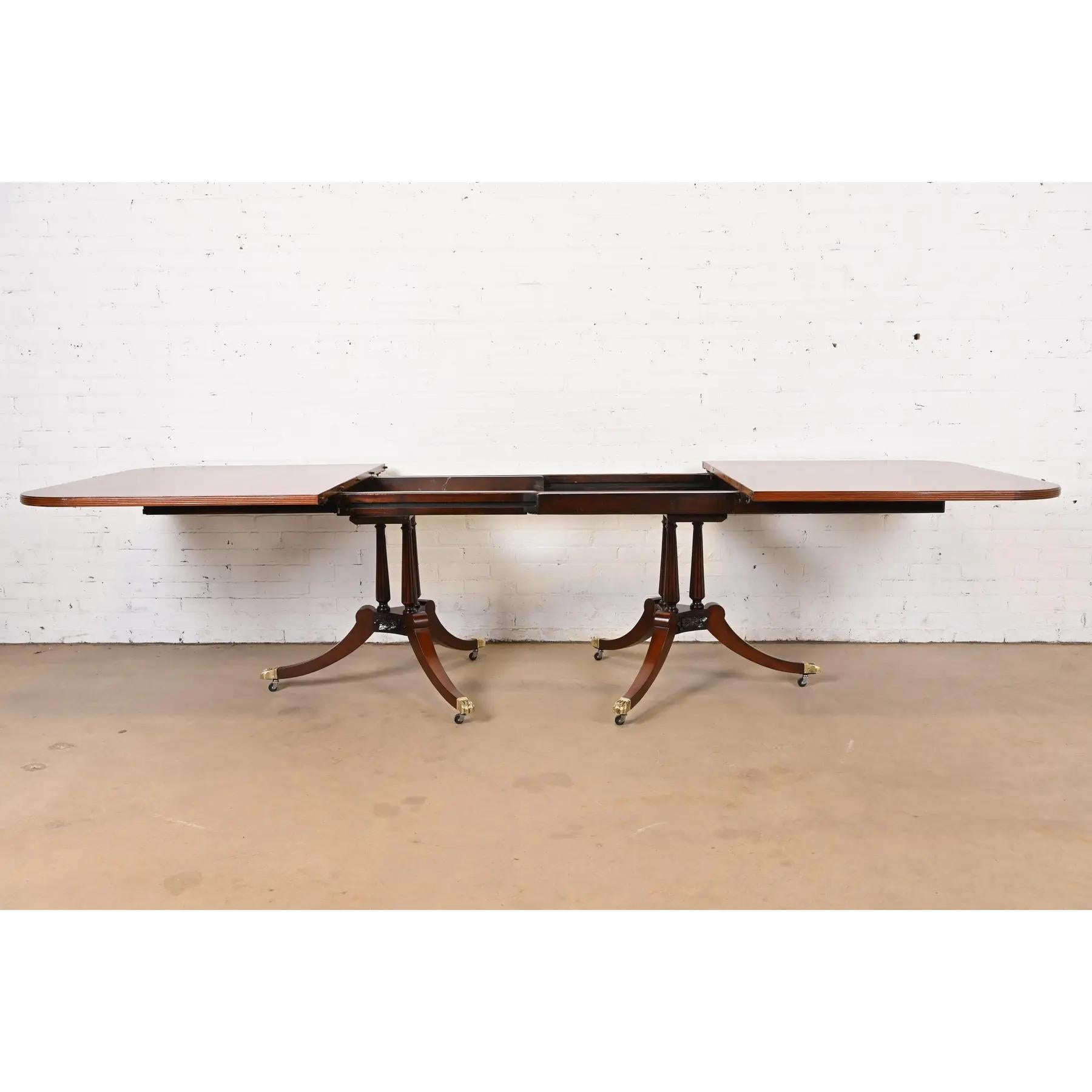 Laiton Table de salle à manger géorgienne en acajou de style Baker Furniture, revernie en vente
