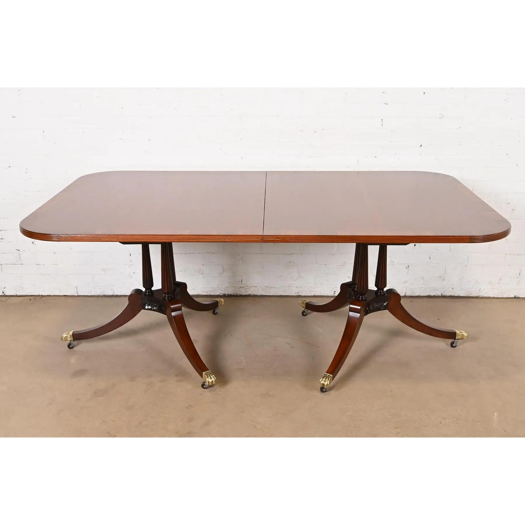 Table de salle à manger géorgienne en acajou de style Baker Furniture, revernie en vente 1