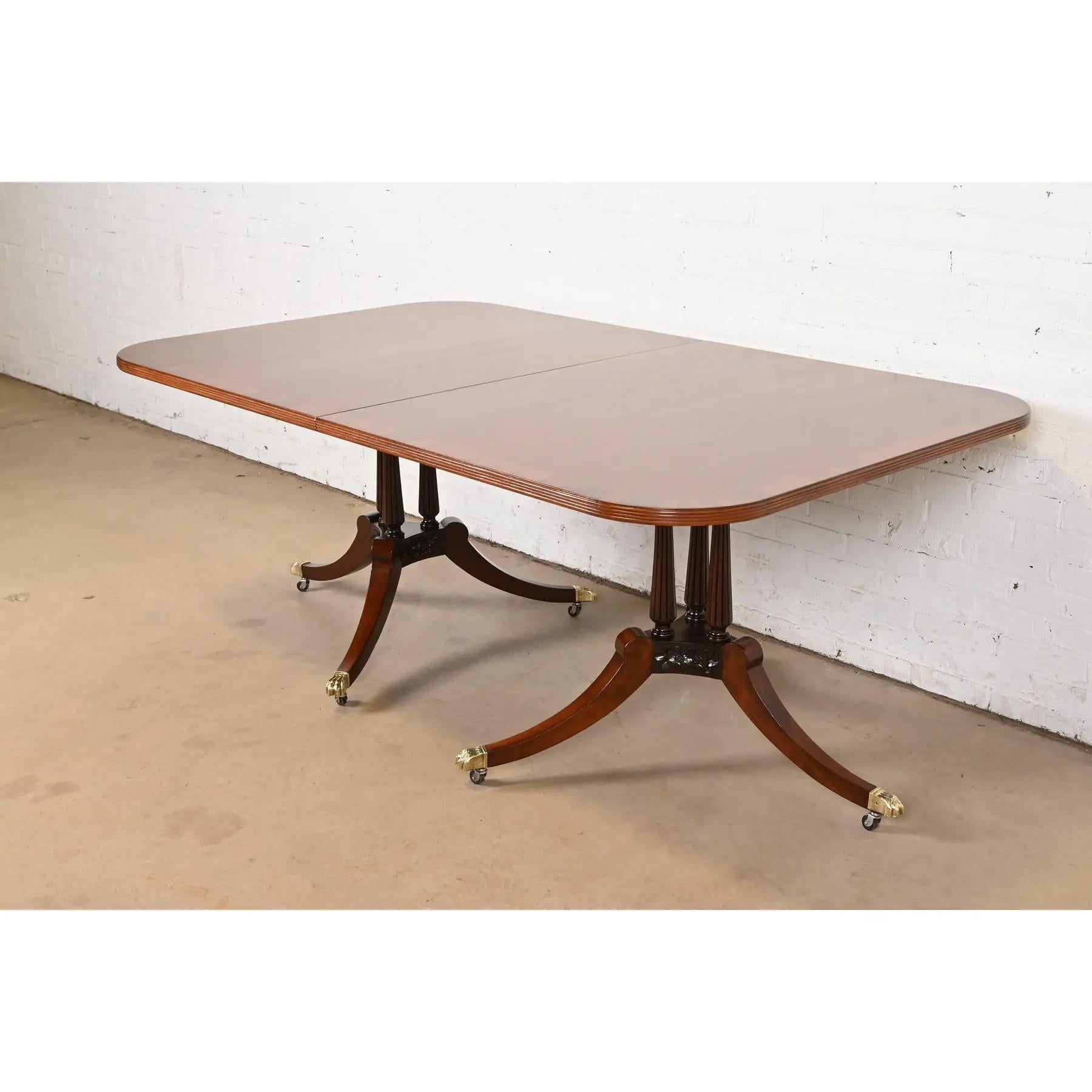 Table de salle à manger géorgienne en acajou de style Baker Furniture, revernie en vente 2