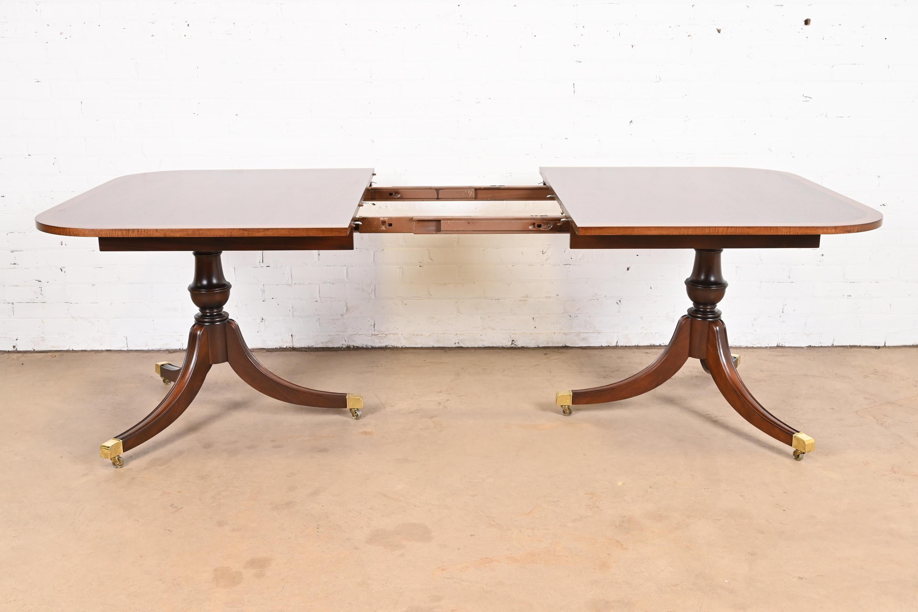 Table de salle à manger géorgienne à double piédestal en acajou à bandes en vente 3