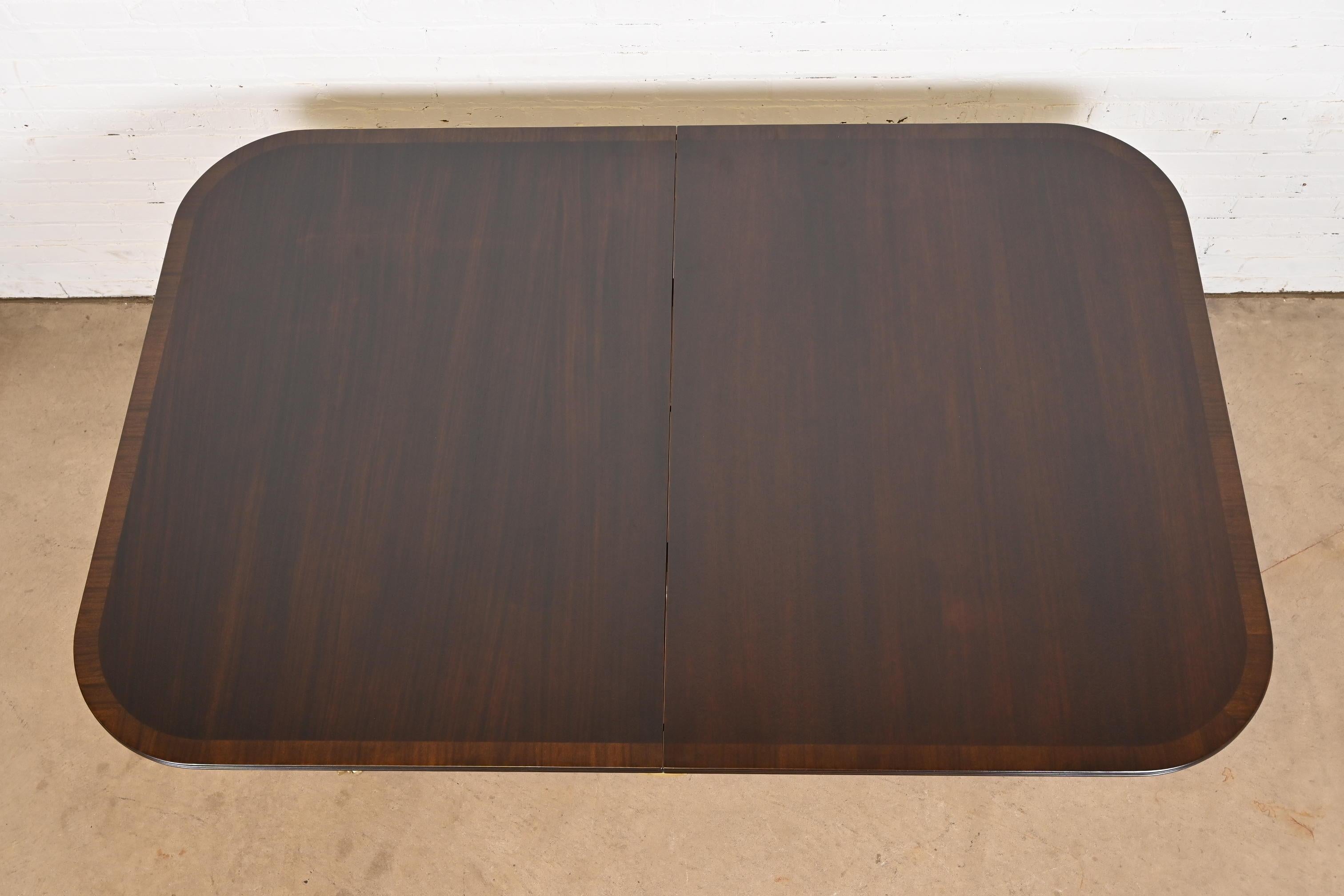Table de salle à manger géorgienne à double piédestal en acajou à bandes en vente 3