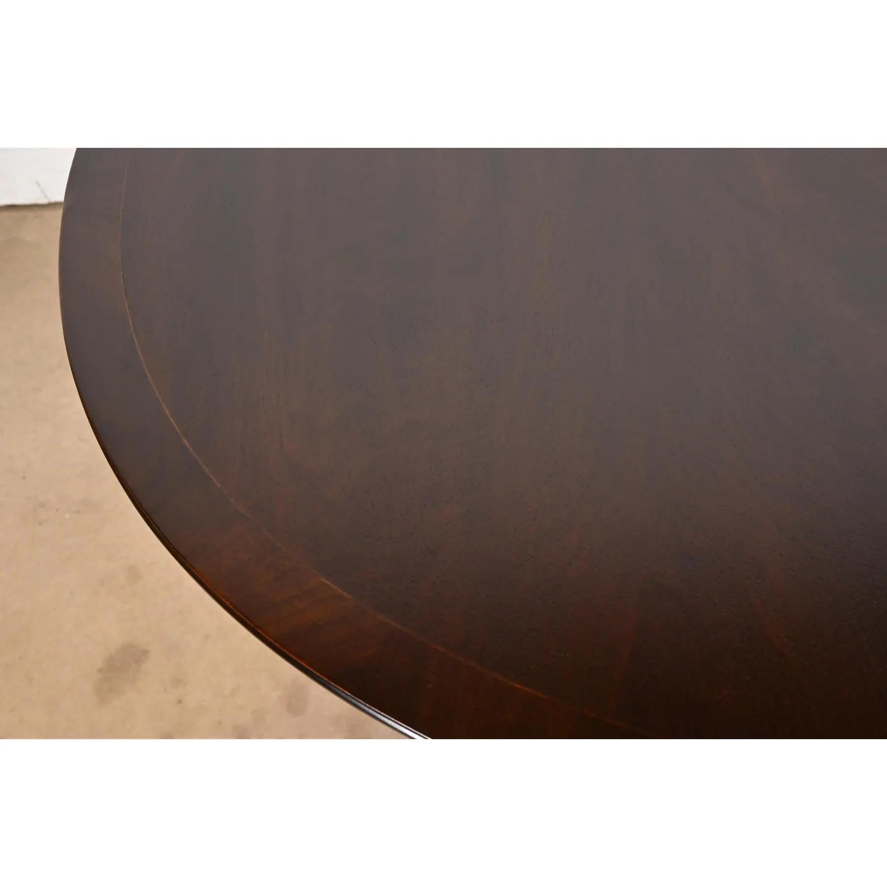 Baker Furniture Stil Georgianischer Esstisch aus Mahagoni mit doppeltem Sockel aus gebändertem Mahagoni im Angebot 4