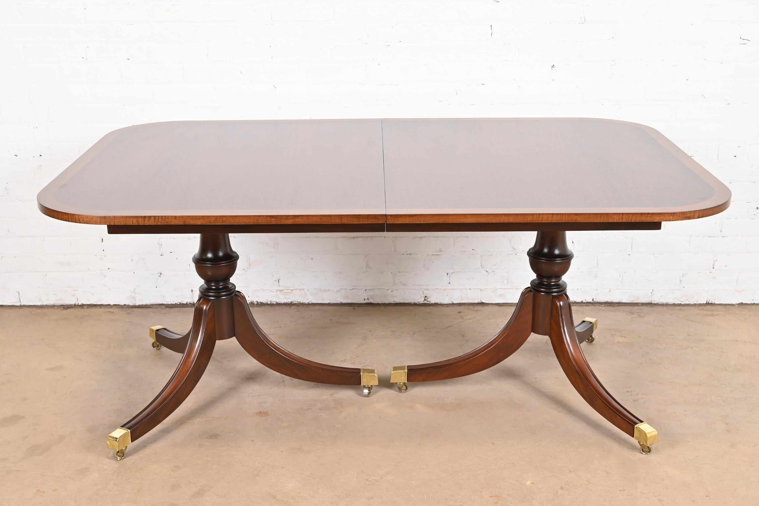 Table de salle à manger géorgienne à double piédestal en acajou à bandes en vente 4