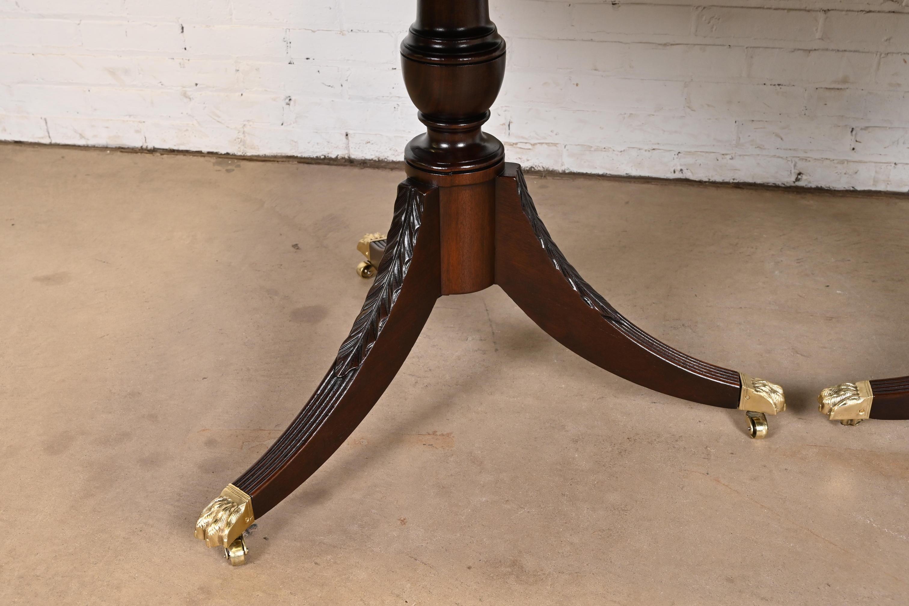 Table de salle à manger géorgienne à double piédestal en acajou à bandes en vente 4