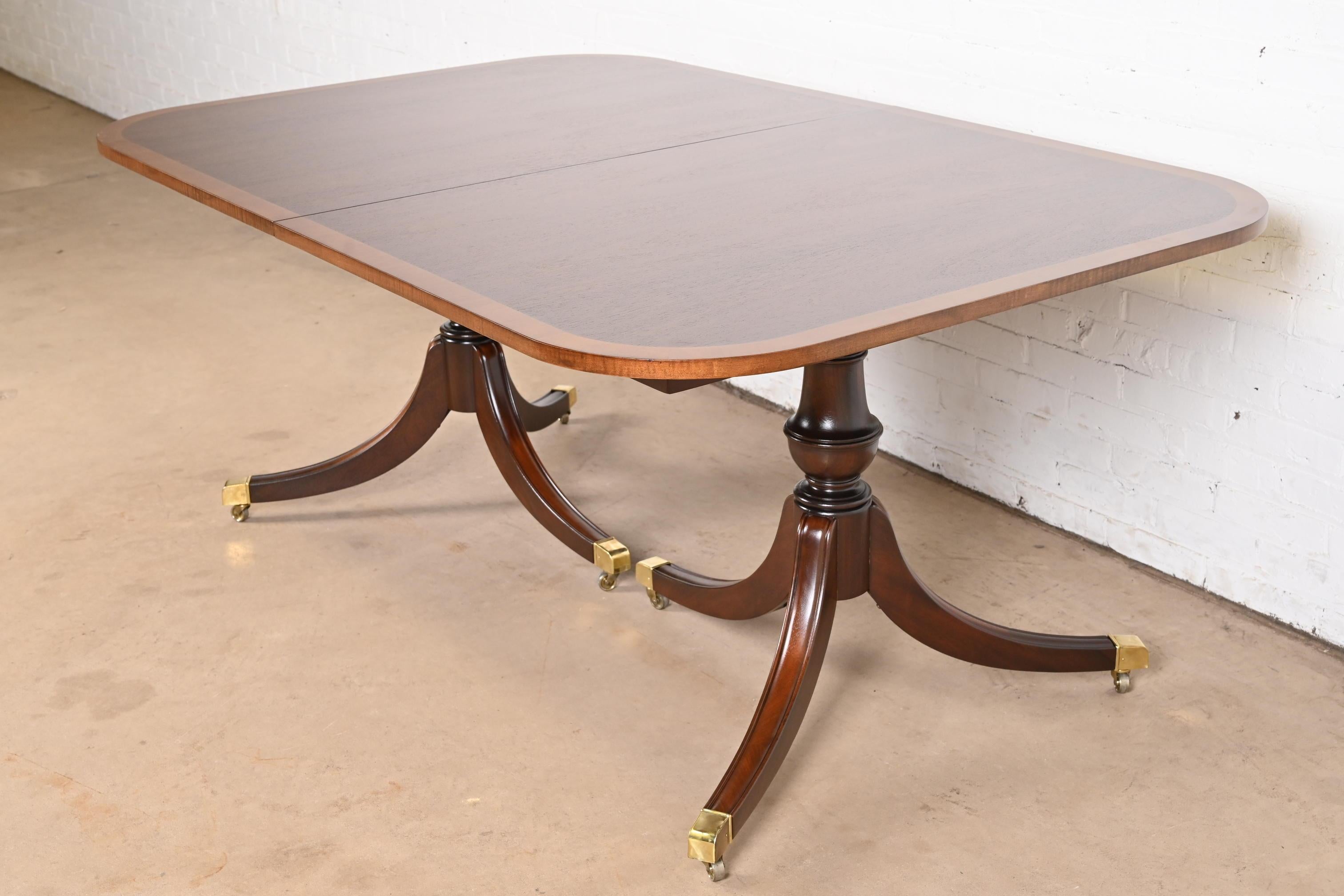 Table de salle à manger géorgienne à double piédestal en acajou à bandes en vente 5