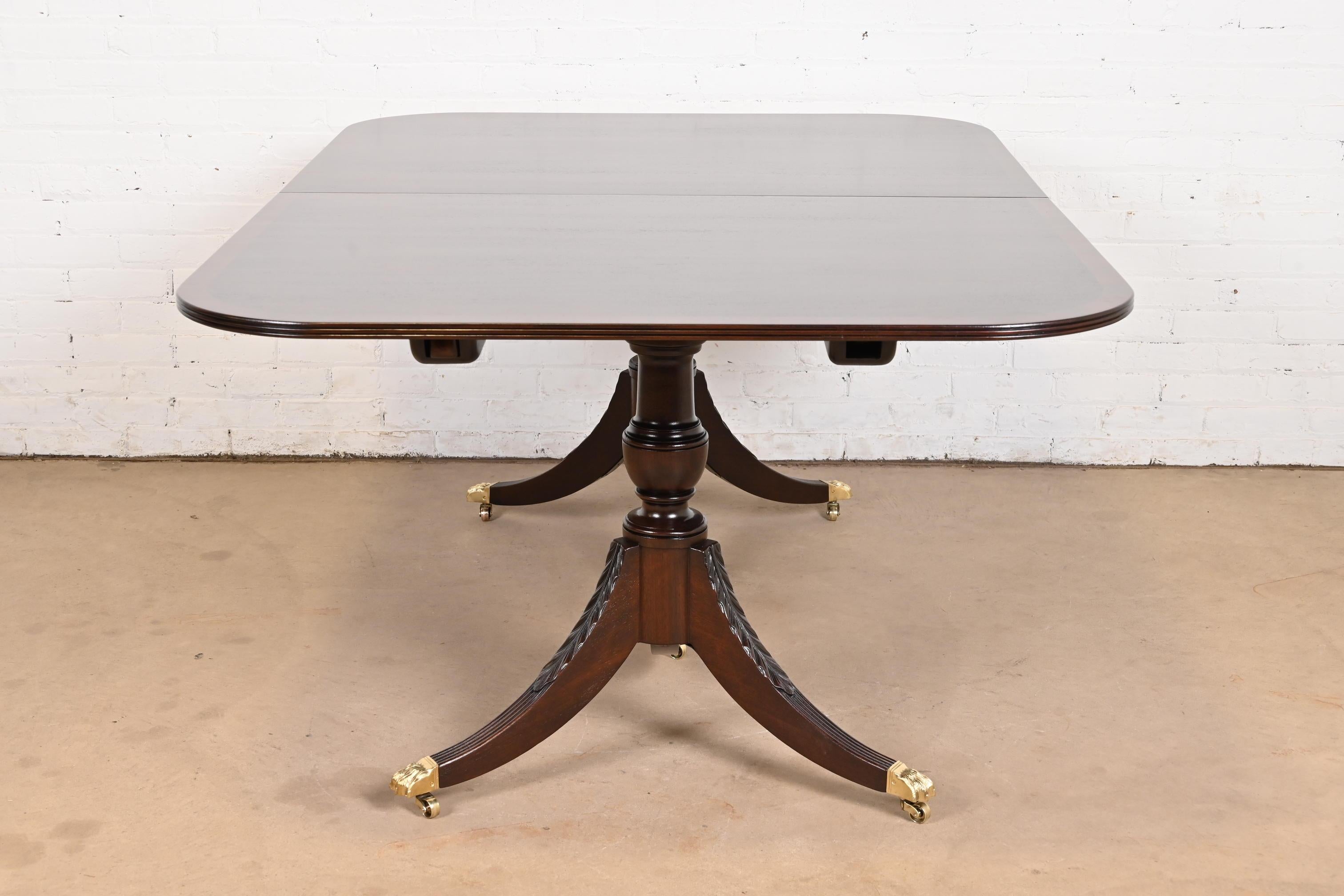 Table de salle à manger géorgienne à double piédestal en acajou à bandes en vente 5
