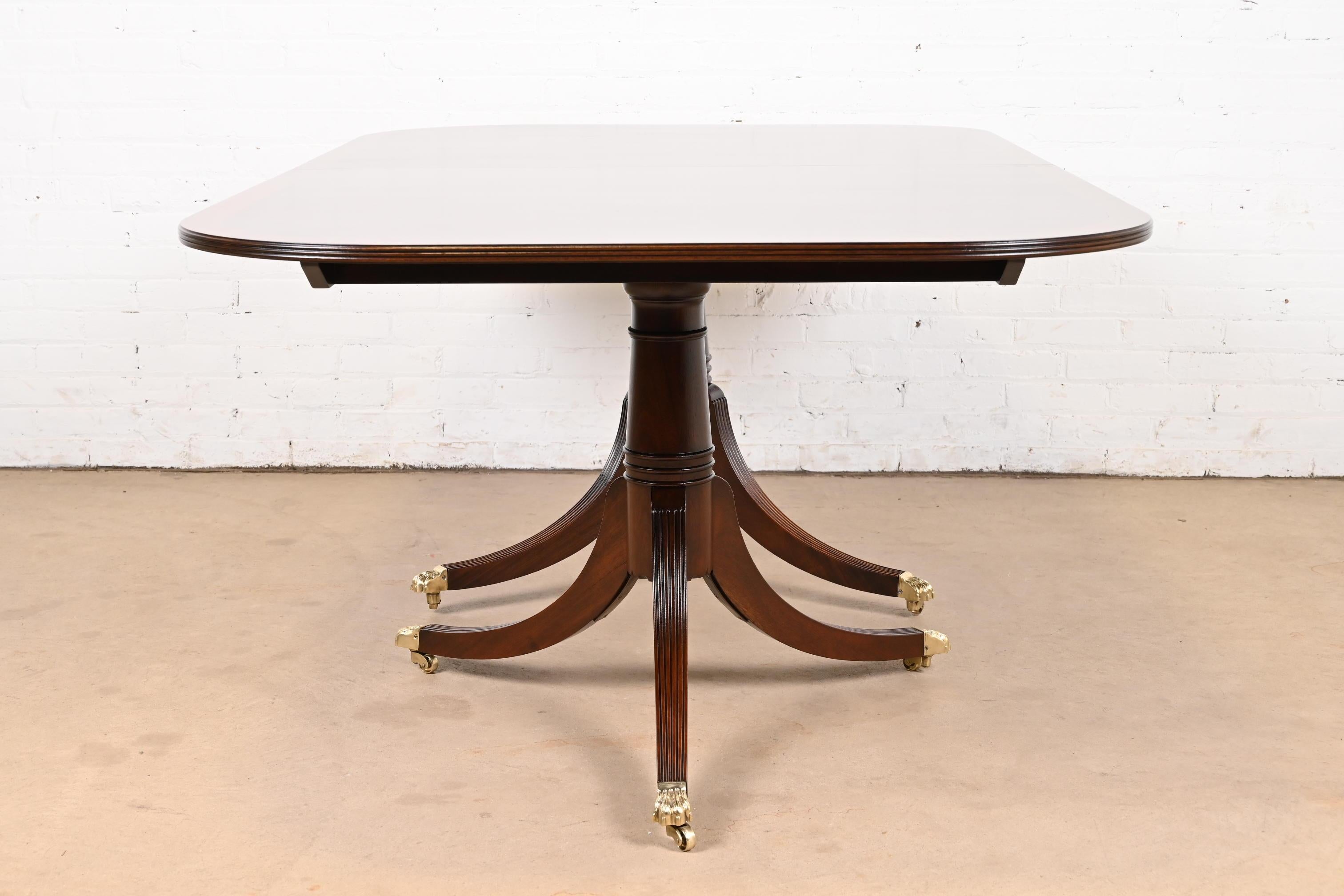 Table de salle à manger géorgienne à double piédestal en acajou à bandes en vente 5