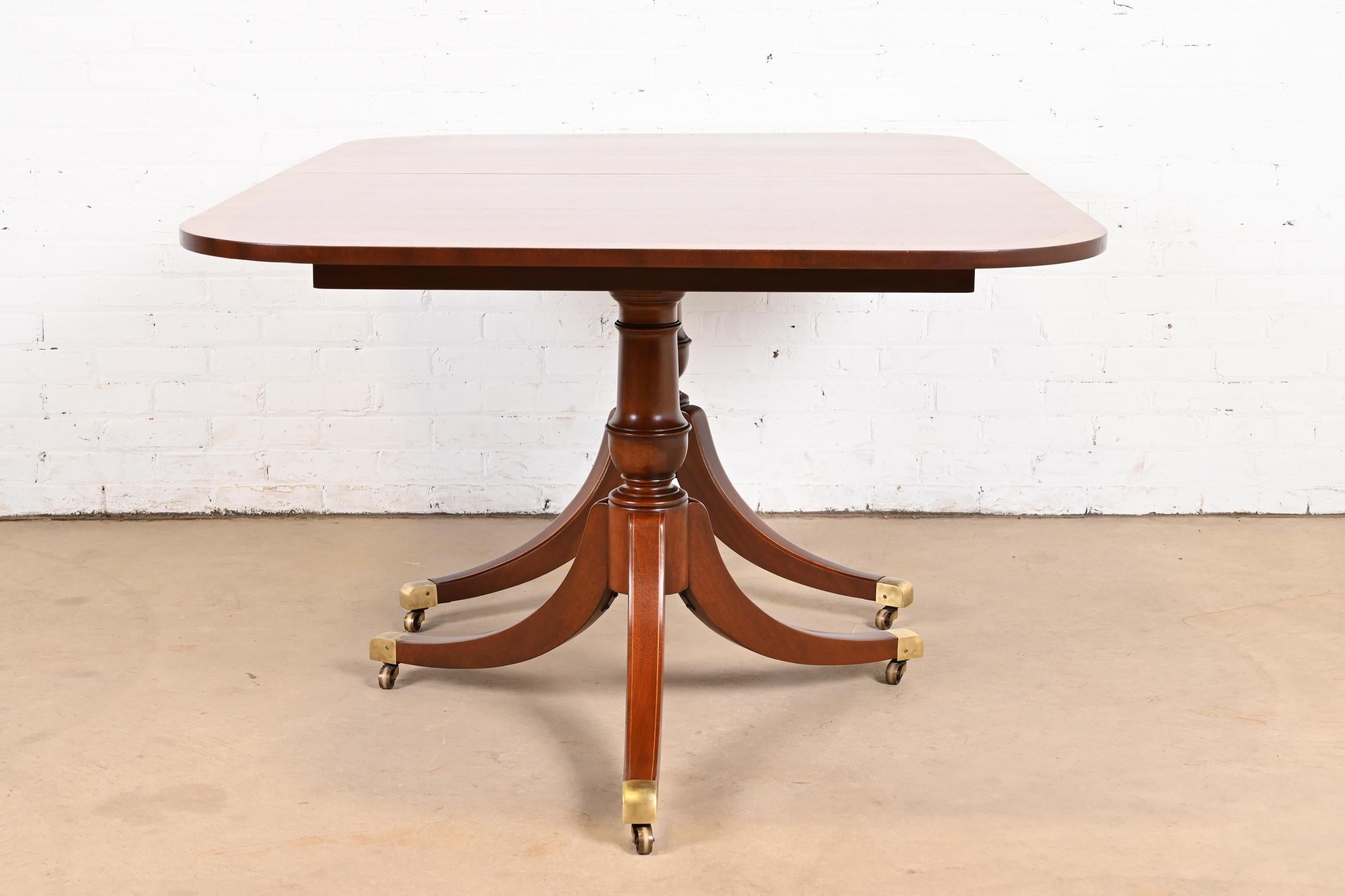 Table de salle à manger géorgienne à double piédestal en acajou à bandes en vente 5