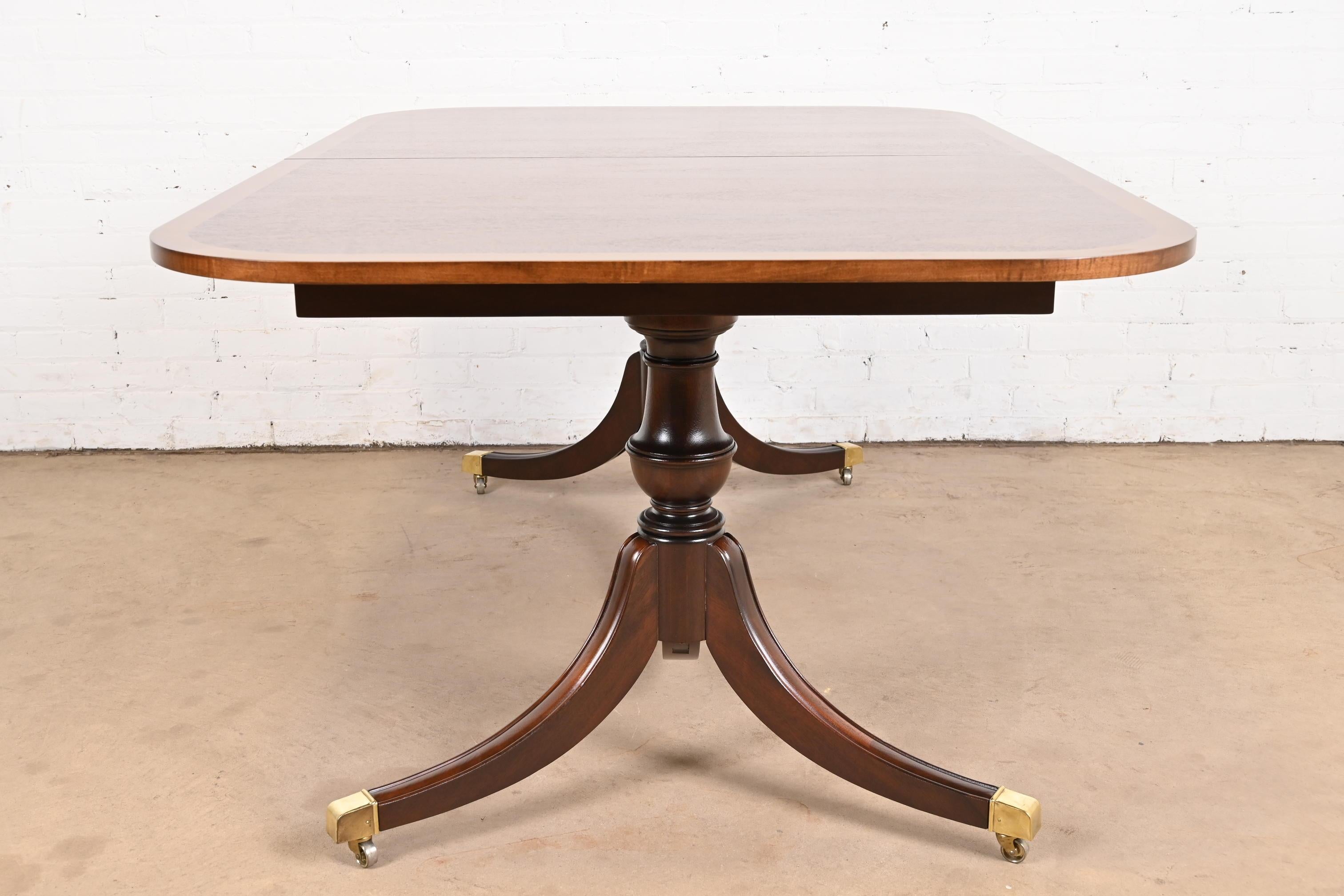 Table de salle à manger géorgienne à double piédestal en acajou à bandes en vente 6