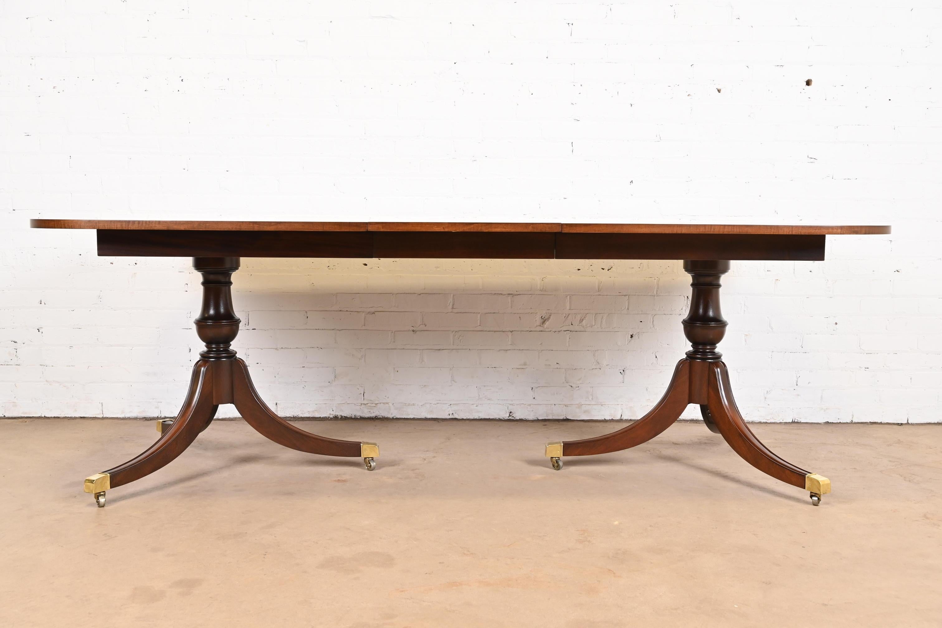 Georgien Table de salle à manger géorgienne à double piédestal en acajou à bandes en vente