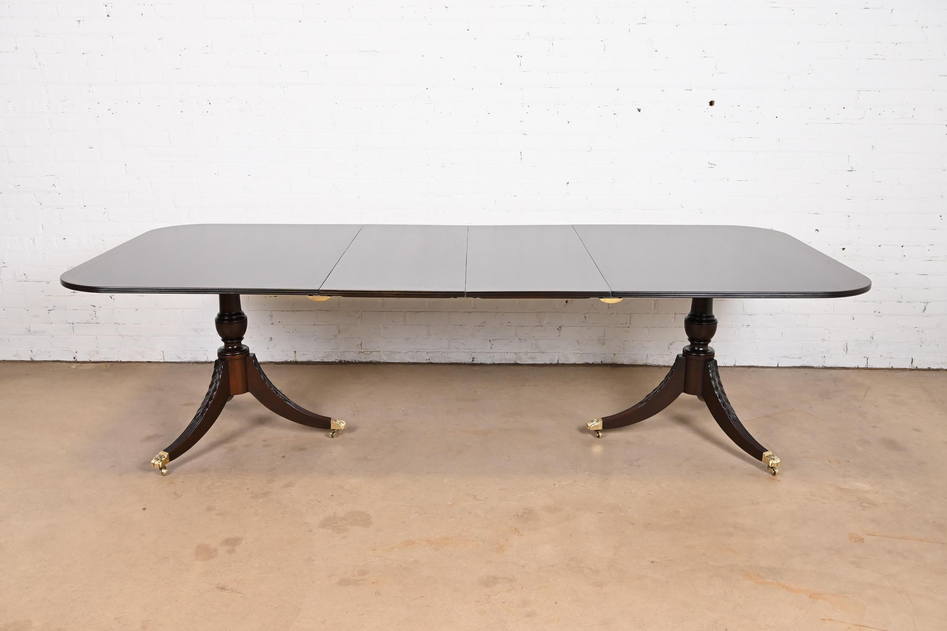 Georgien Table de salle à manger géorgienne à double piédestal en acajou à bandes en vente