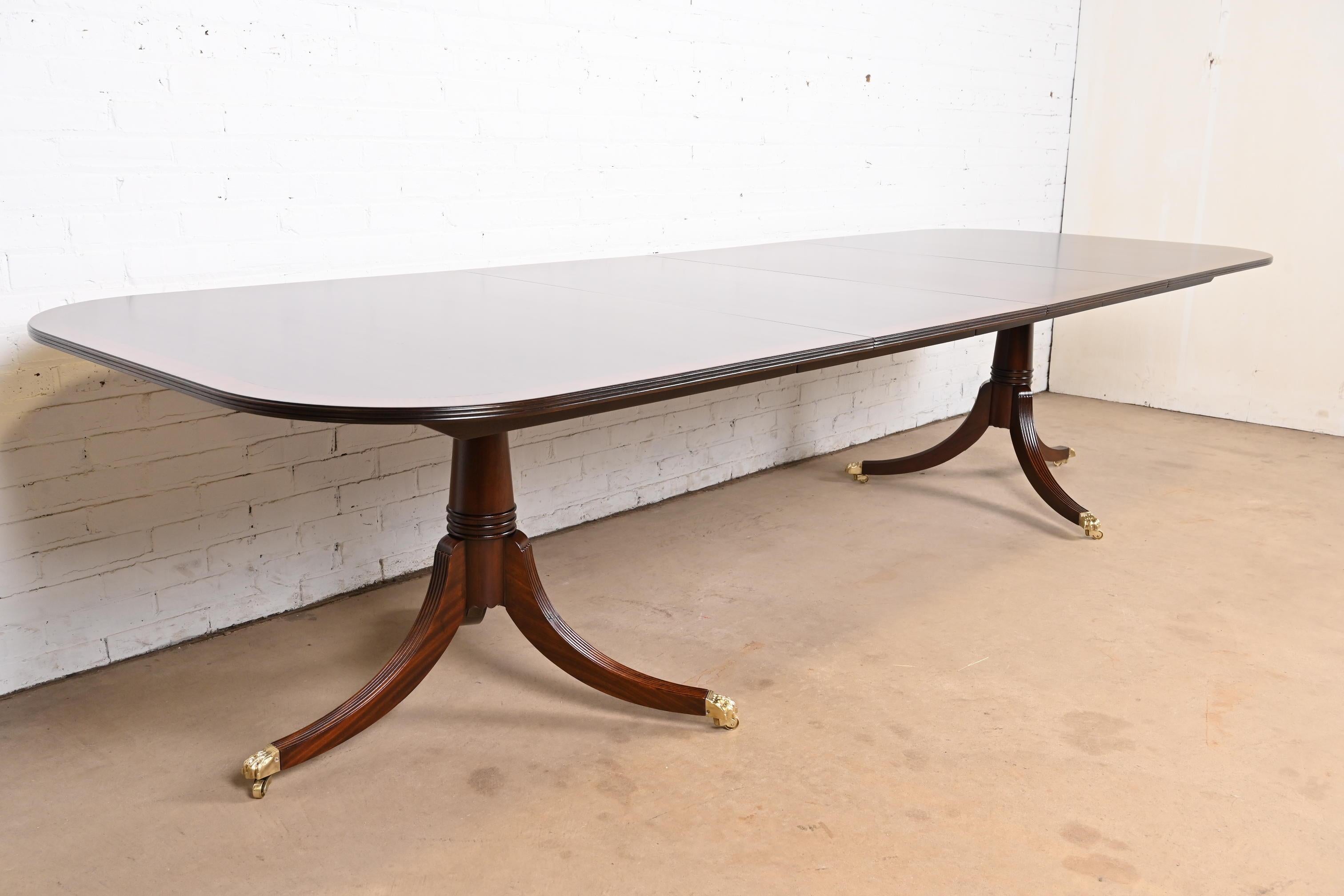 Georgien Table de salle à manger géorgienne à double piédestal en acajou à bandes en vente