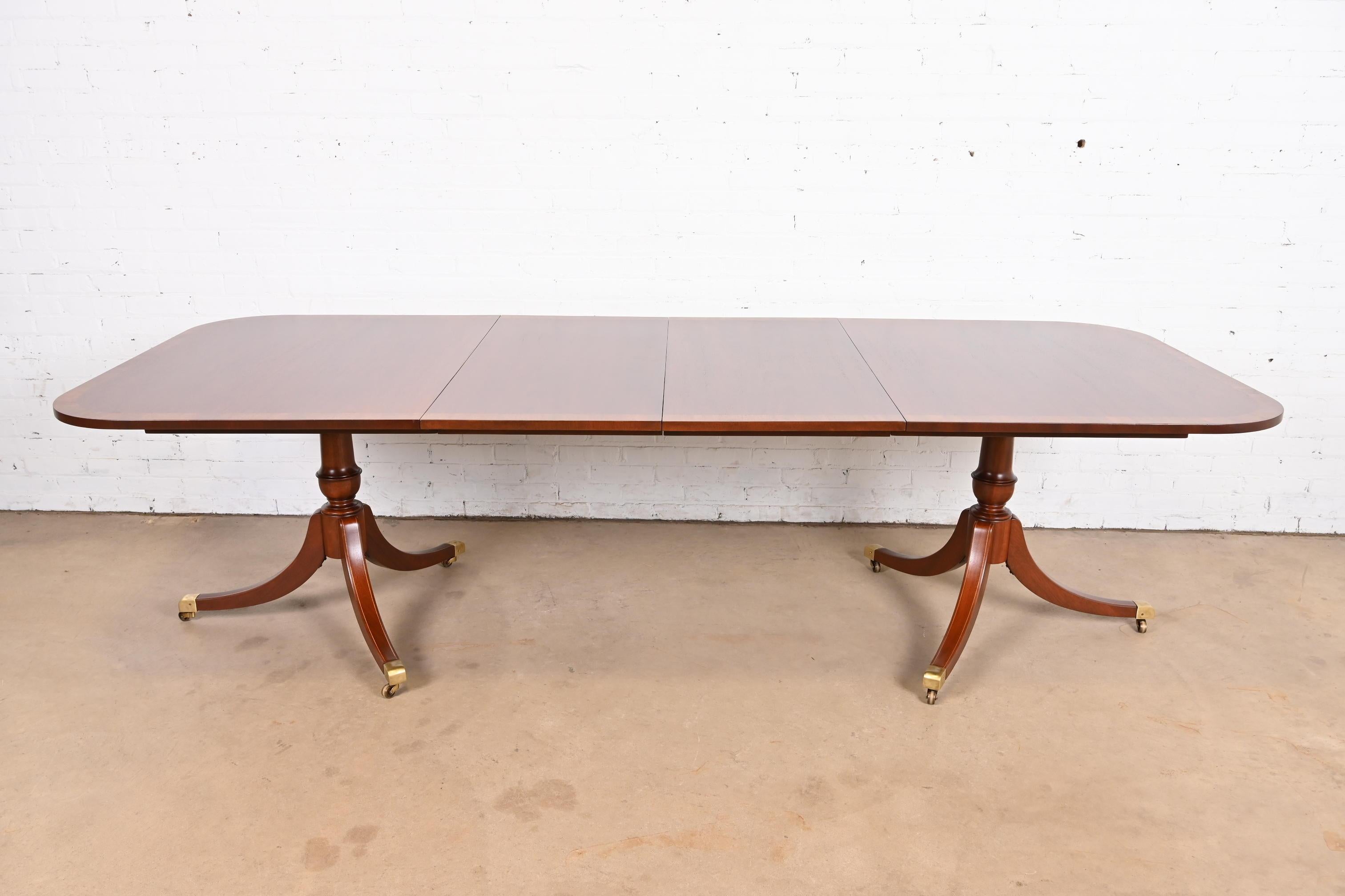 Georgien Table de salle à manger géorgienne à double piédestal en acajou à bandes en vente