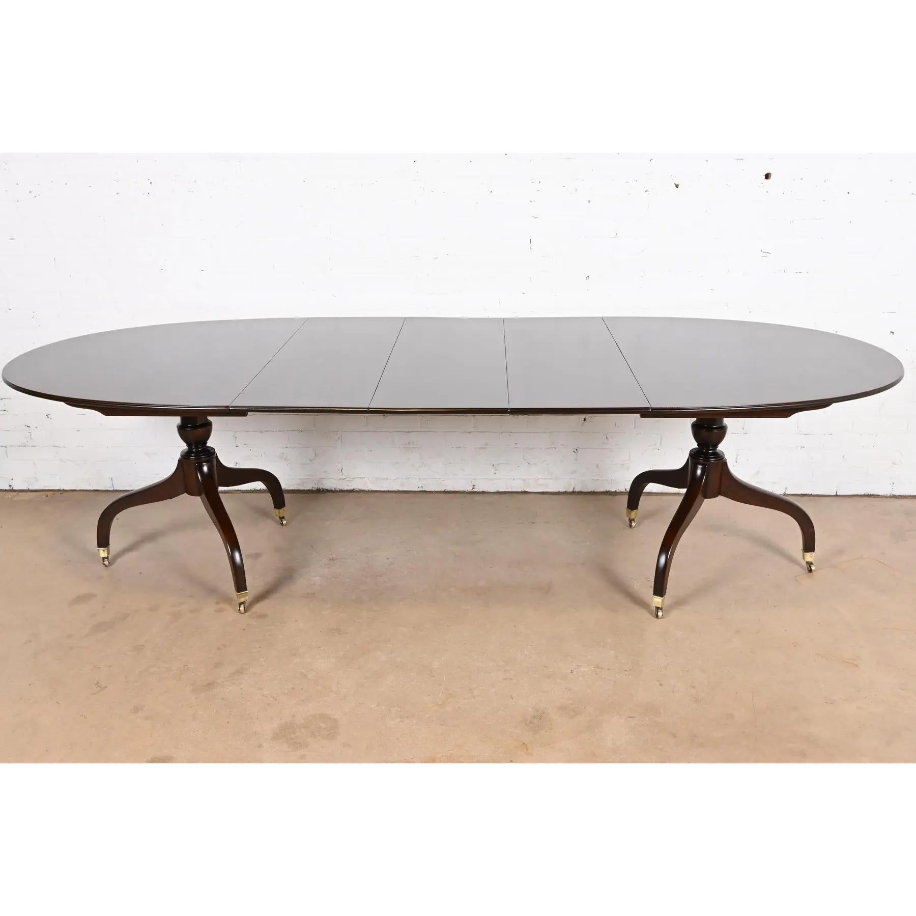 Baker Furniture Stil Georgianischer Esstisch aus Mahagoni mit doppeltem Sockel aus gebändertem Mahagoni (amerikanisch) im Angebot