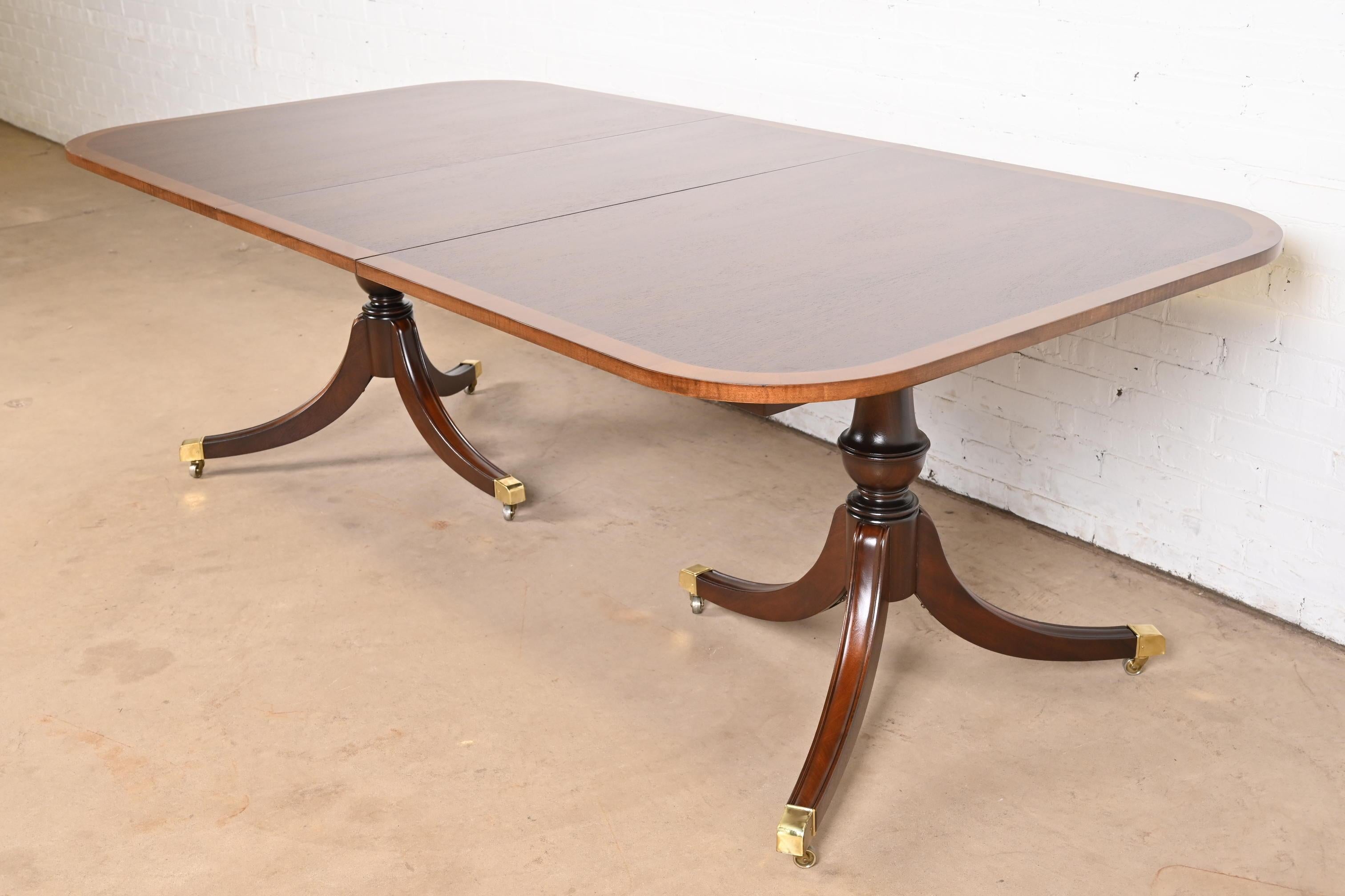 Américain Table de salle à manger géorgienne à double piédestal en acajou à bandes en vente