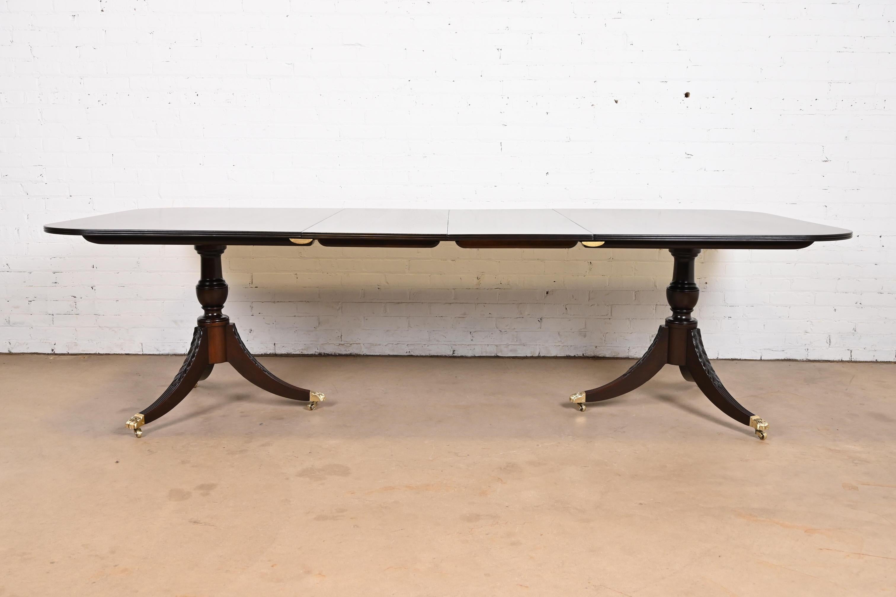 Américain Table de salle à manger géorgienne à double piédestal en acajou à bandes en vente