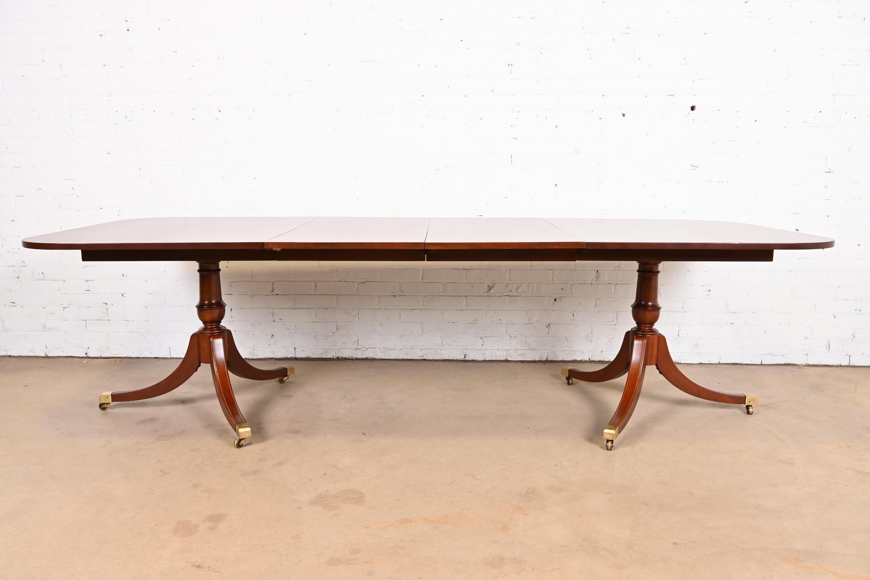 Américain Table de salle à manger géorgienne à double piédestal en acajou à bandes en vente