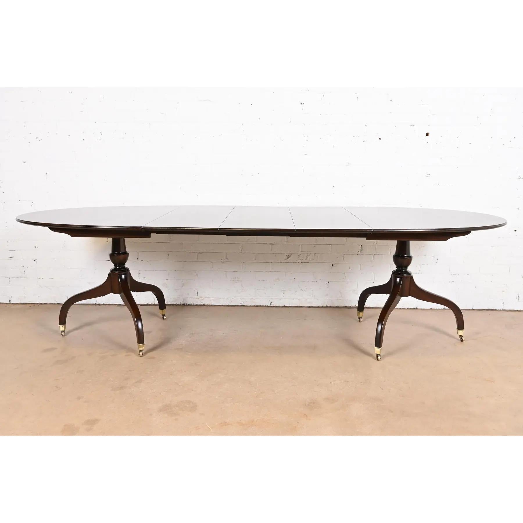 Baker Furniture Stil Georgianischer Esstisch aus Mahagoni mit doppeltem Sockel aus gebändertem Mahagoni im Zustand „Gut“ im Angebot in South Bend, IN