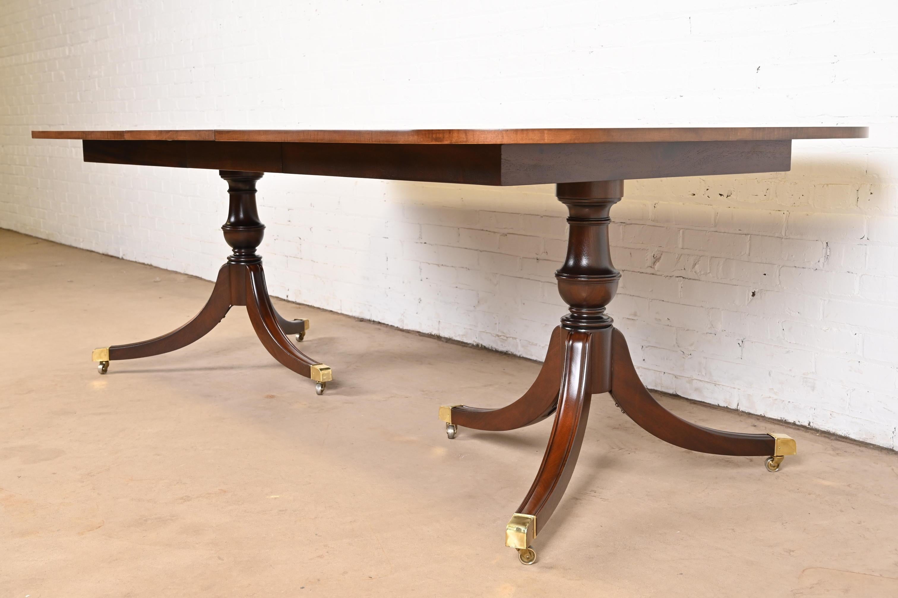 Table de salle à manger géorgienne à double piédestal en acajou à bandes Bon état - En vente à South Bend, IN