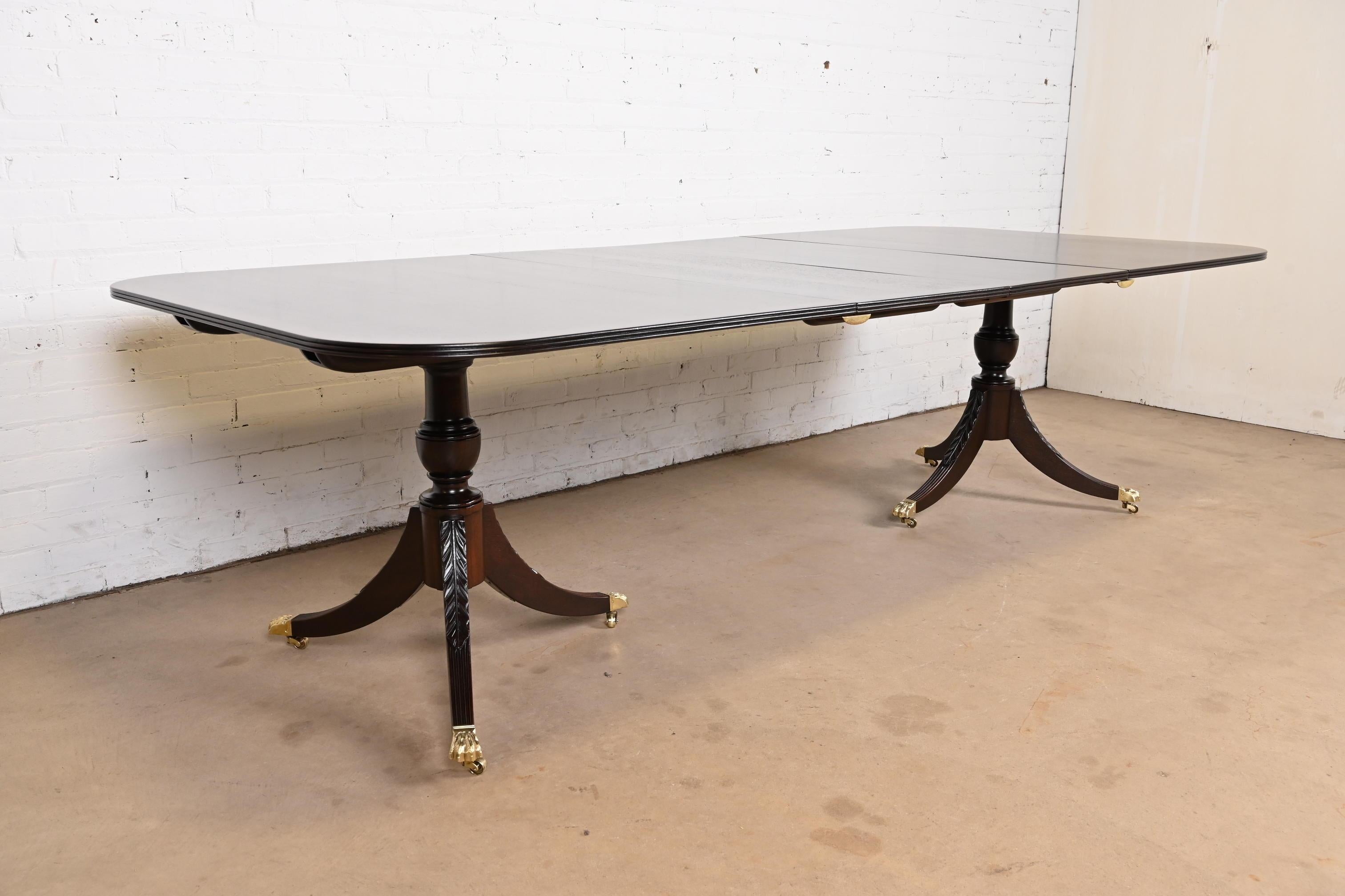 Table de salle à manger géorgienne à double piédestal en acajou à bandes Bon état - En vente à South Bend, IN