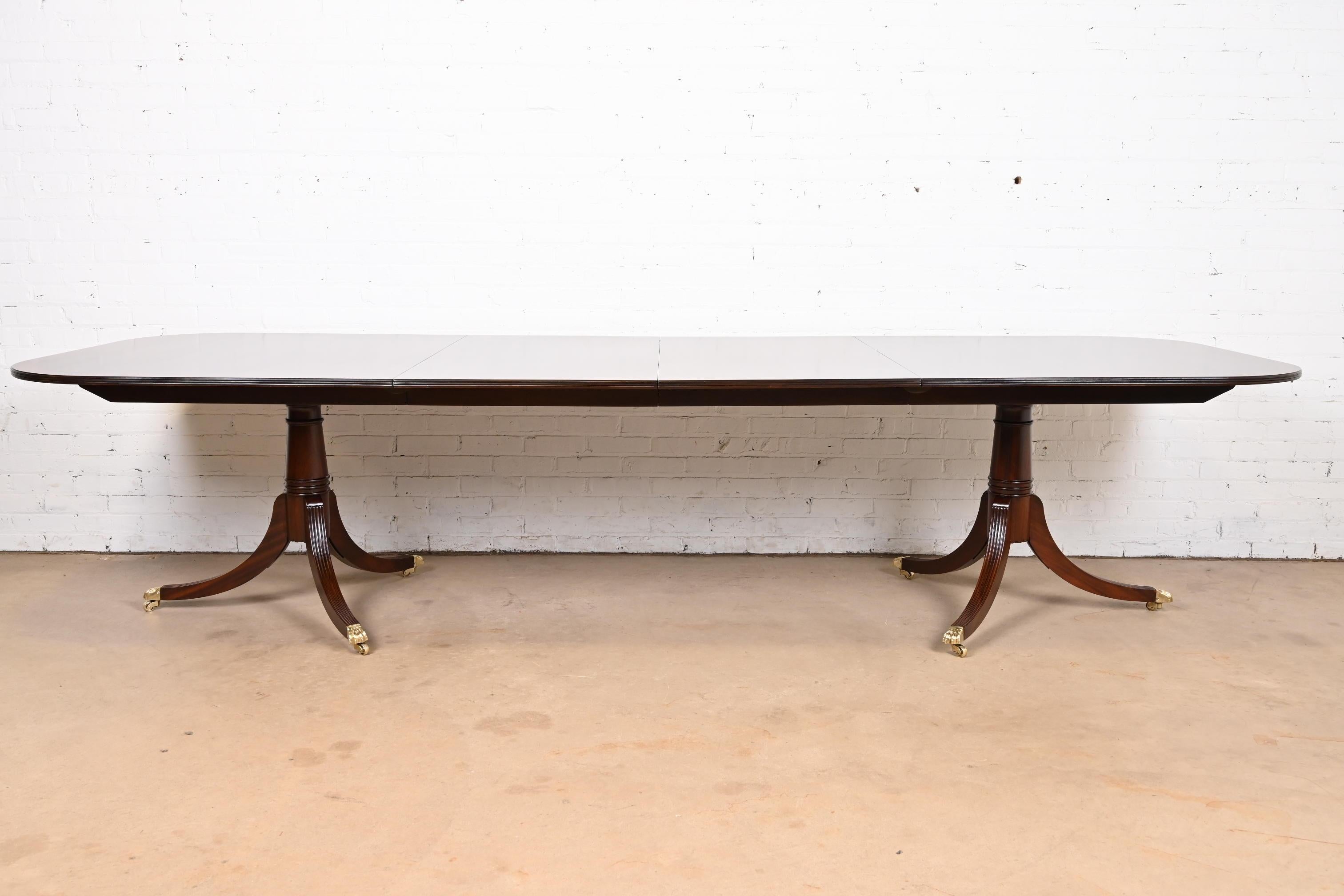Table de salle à manger géorgienne à double piédestal en acajou à bandes Bon état - En vente à South Bend, IN