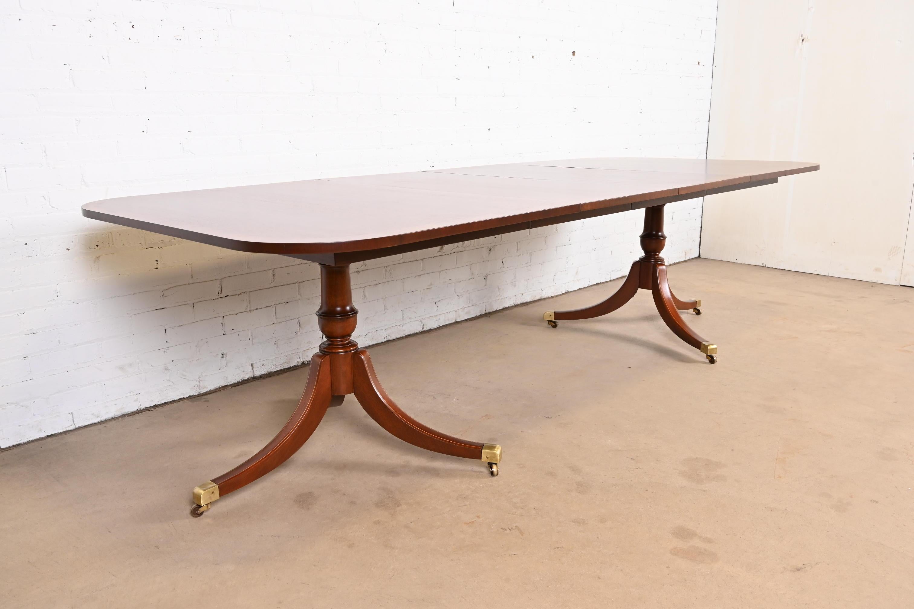 Table de salle à manger géorgienne à double piédestal en acajou à bandes Bon état - En vente à South Bend, IN