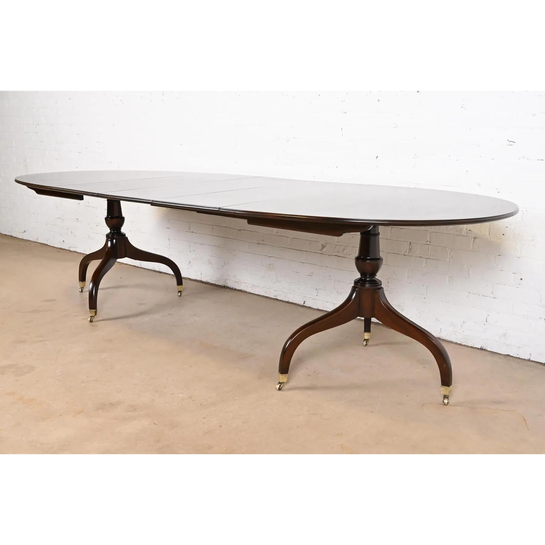 Baker Furniture Stil Georgianischer Esstisch aus Mahagoni mit doppeltem Sockel aus gebändertem Mahagoni (Mitte des 20. Jahrhunderts) im Angebot