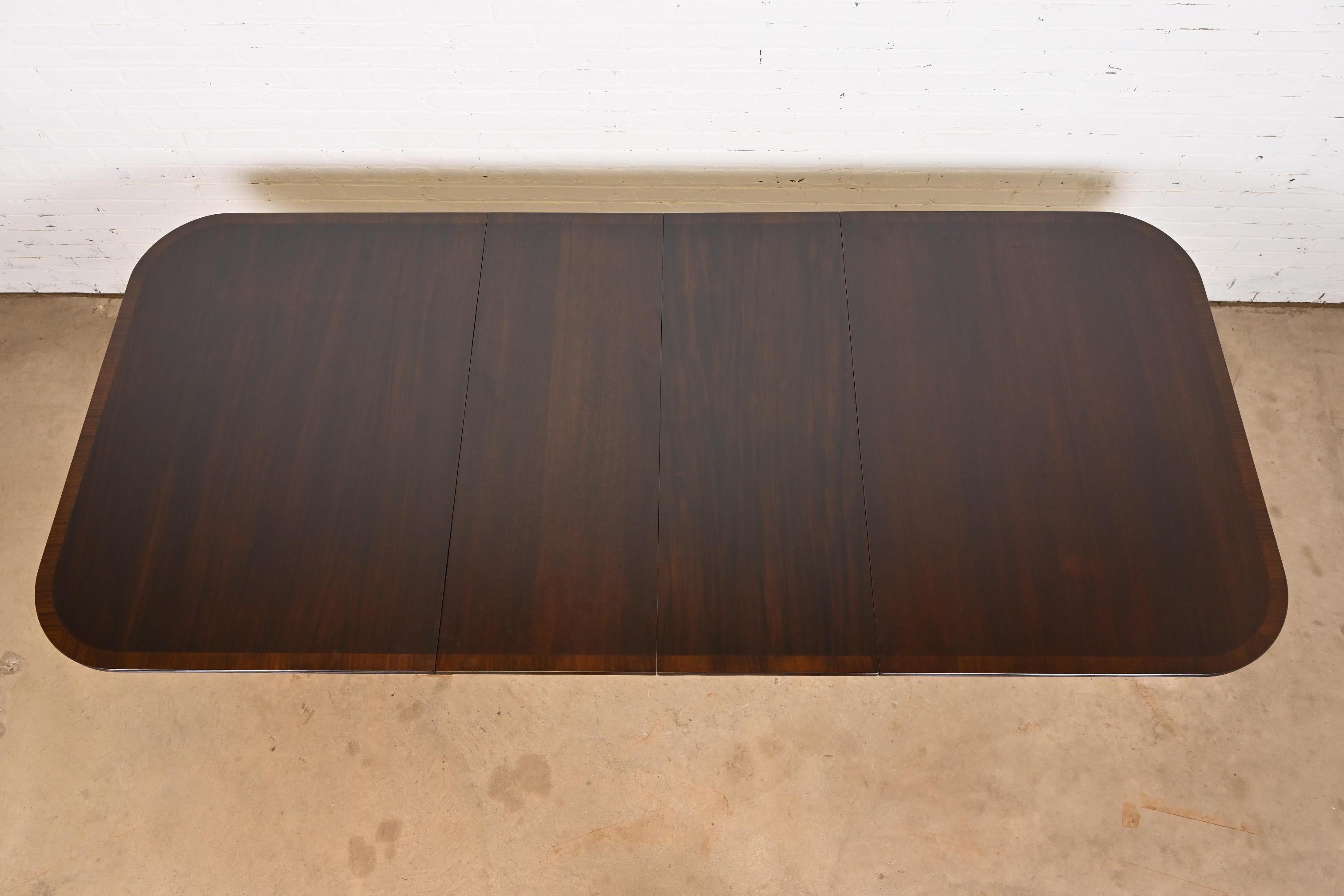 20ième siècle Table de salle à manger géorgienne à double piédestal en acajou à bandes en vente